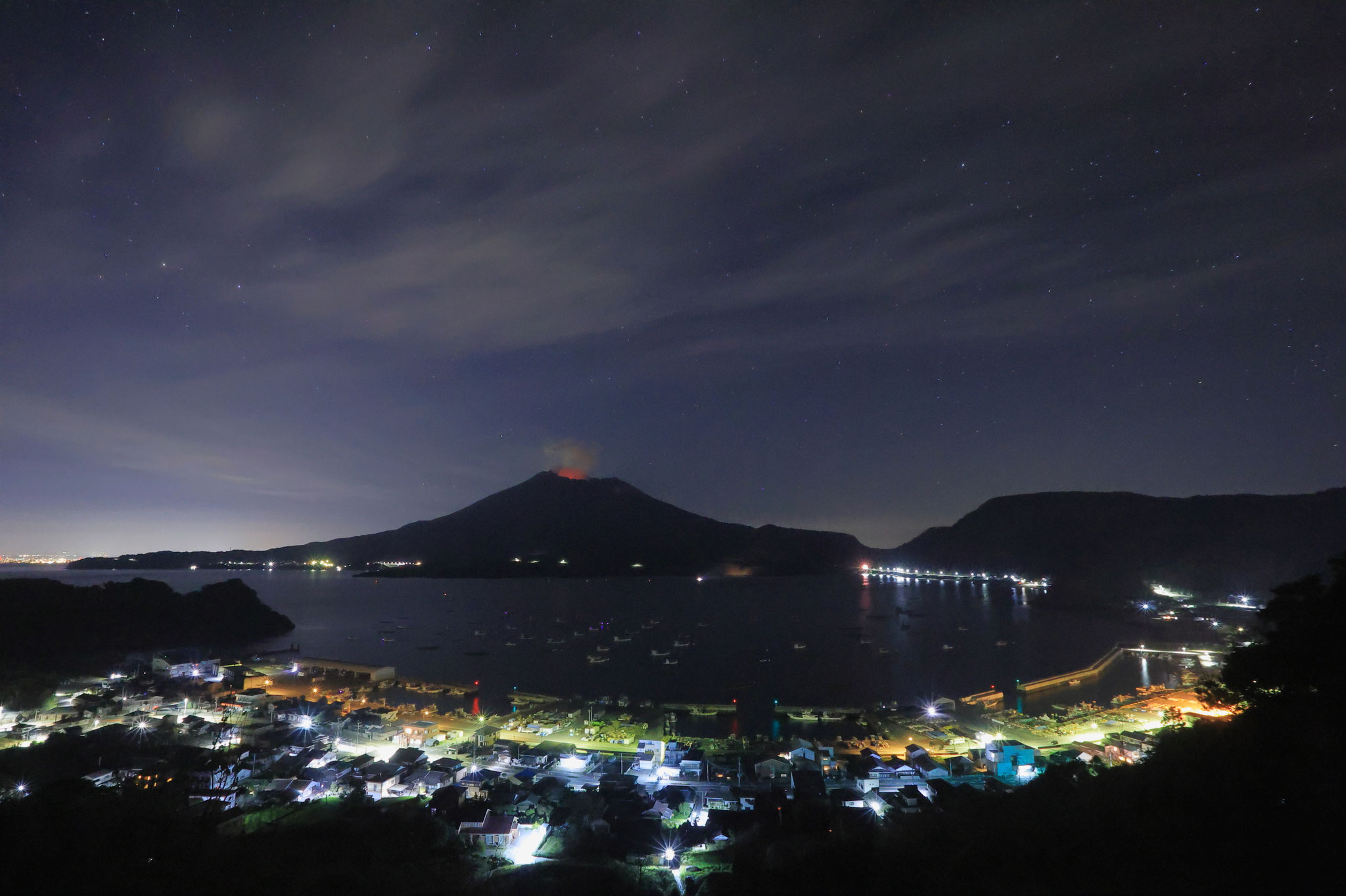 噴火ほぼ無く静かに火映見せる桜島(3月10日 垂水市)