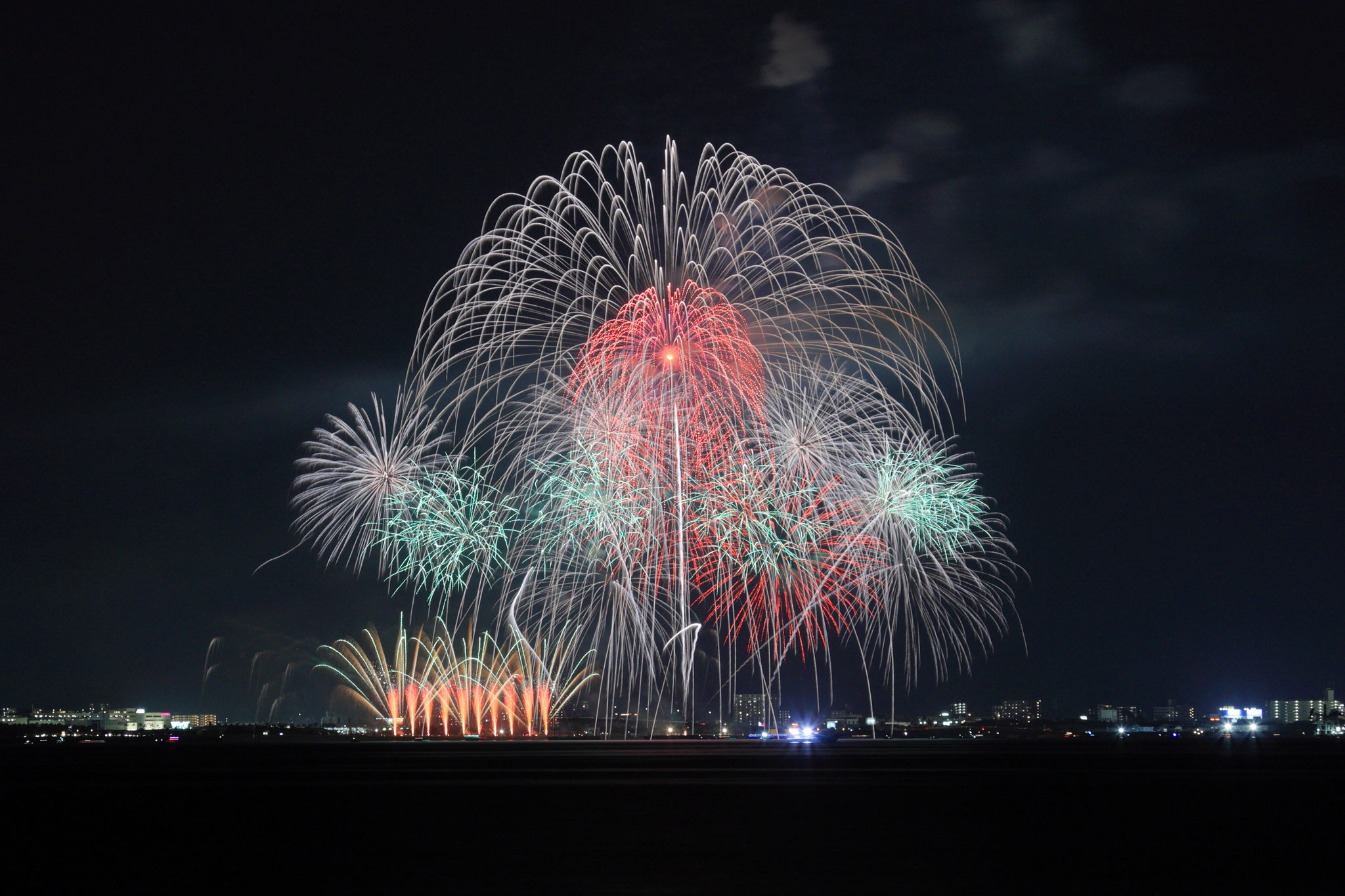 芸術花火を桜島側から望む 2 (4月26日 鹿児島市)