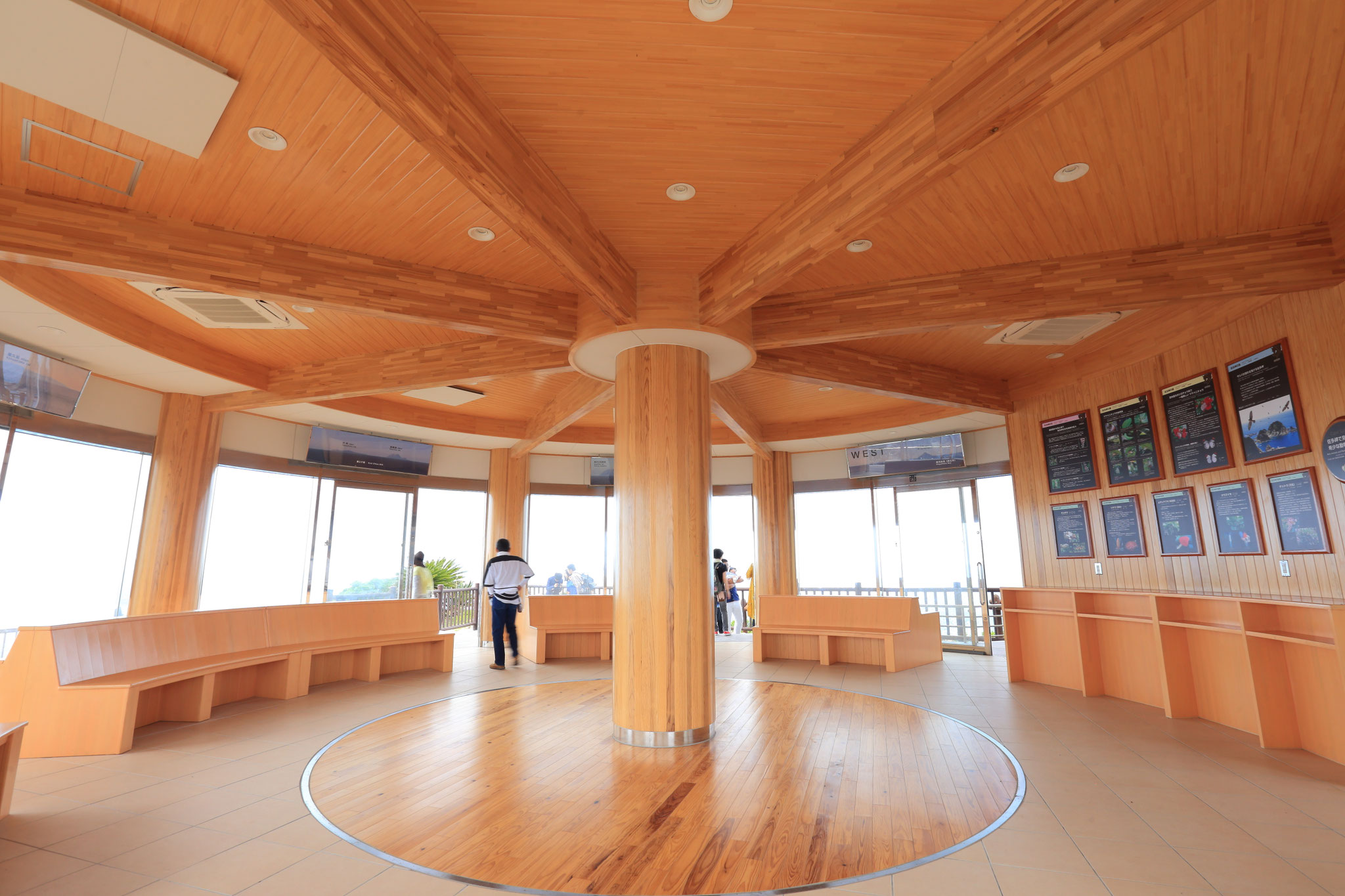佐多岬展望台の室内風景(5/5 肝属郡南大隅町 佐多岬)