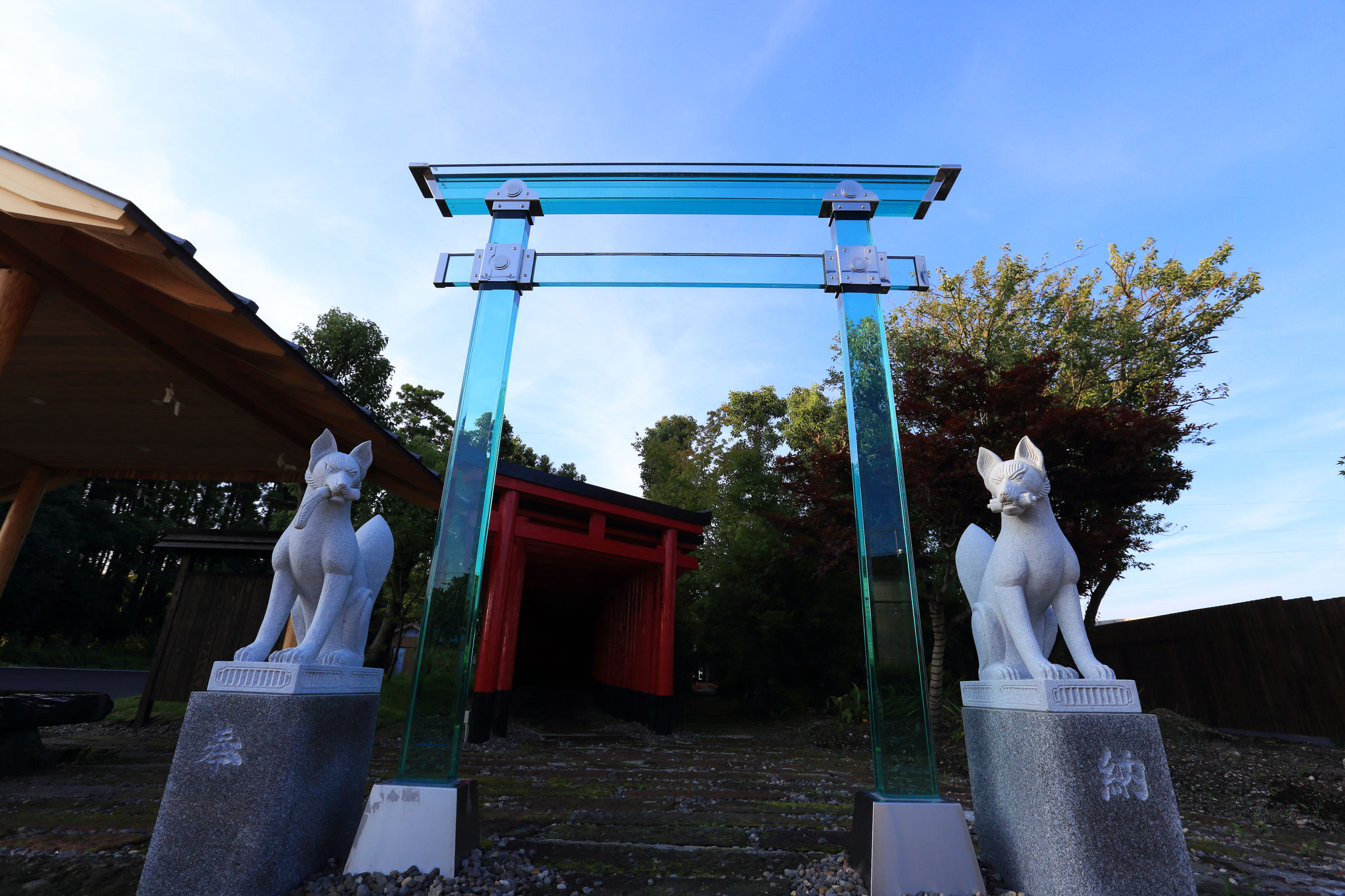 ガラスの鳥居は二基あります。(6/25 鹿屋市 神徳稲荷神社)