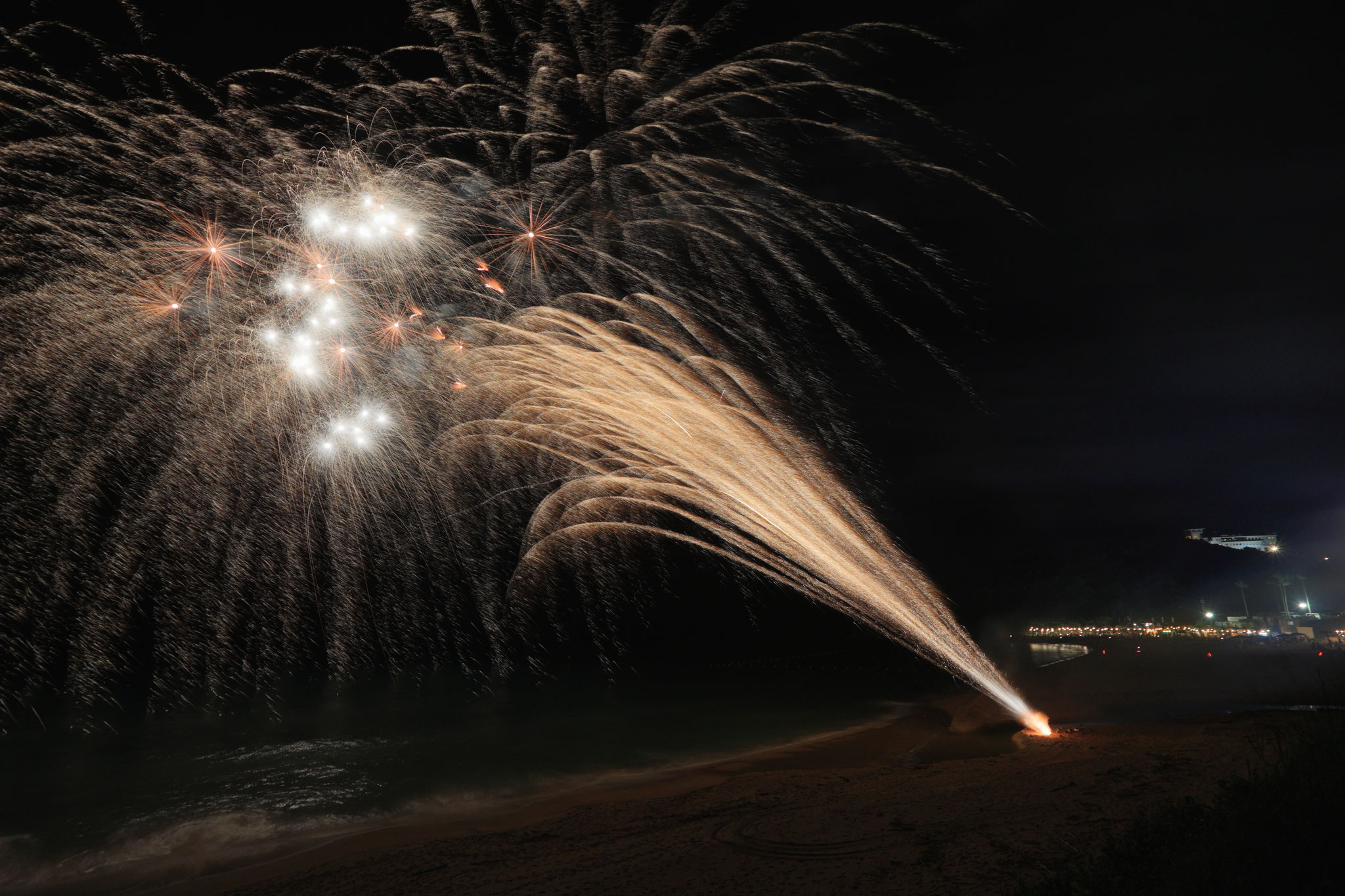 ダグリ岬、砂浜で打ち上がる花火2(8月30日 志布志市)