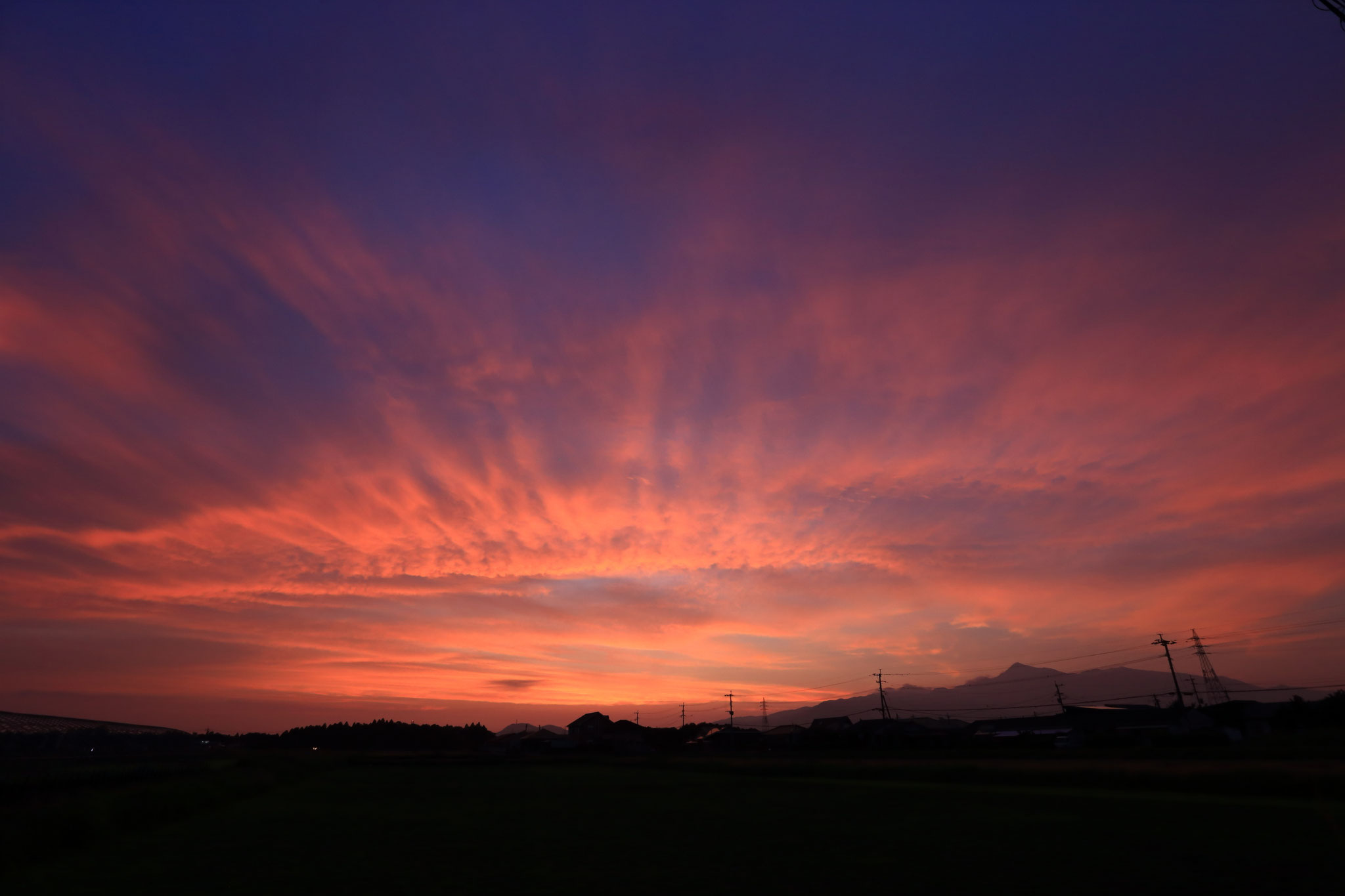 沈んでしまった夕陽が雲を染める(8/11 19:13 鹿屋市 )