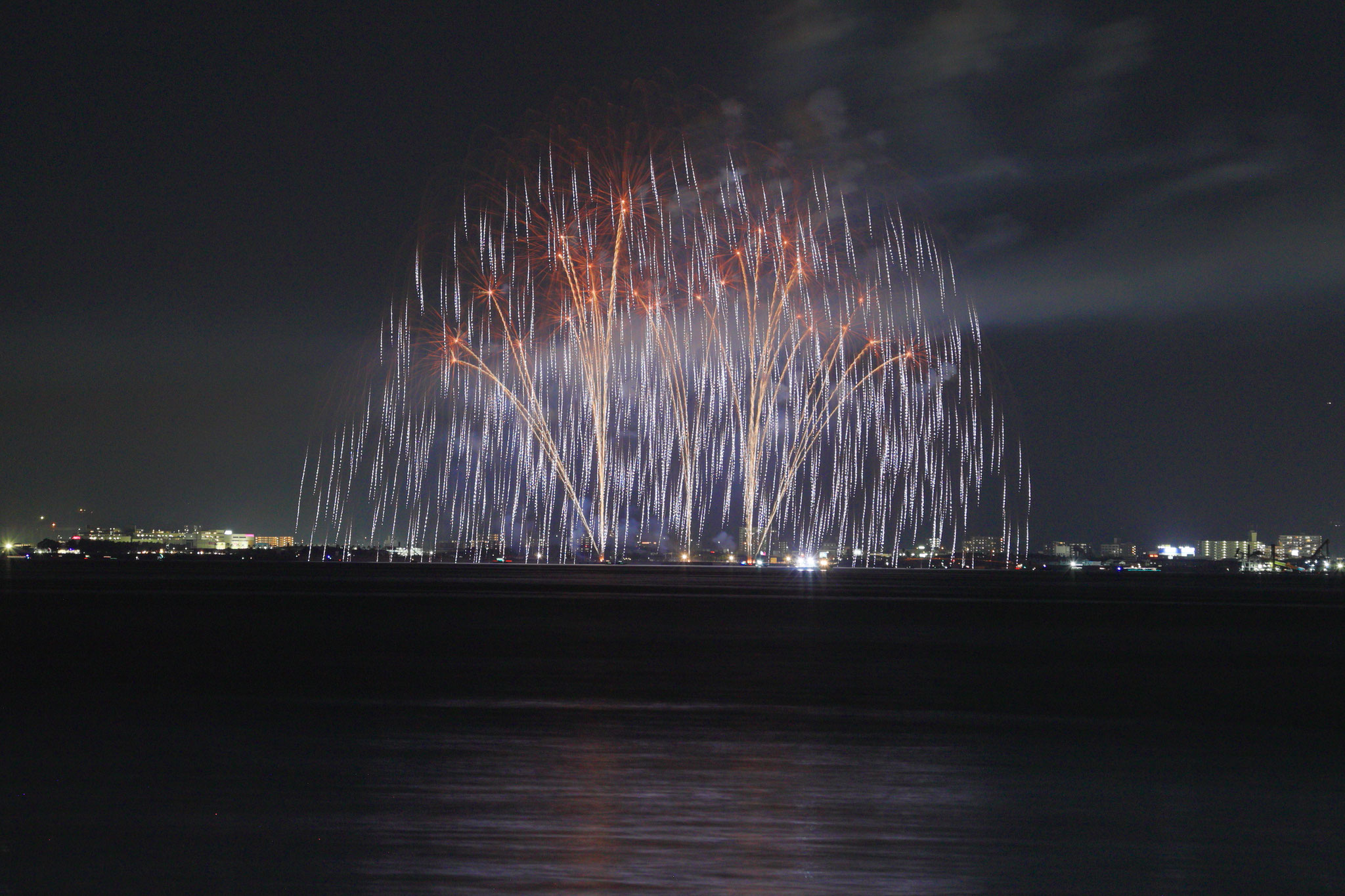 雨のように降り注ぐ花火(4月26日 鹿児島市)