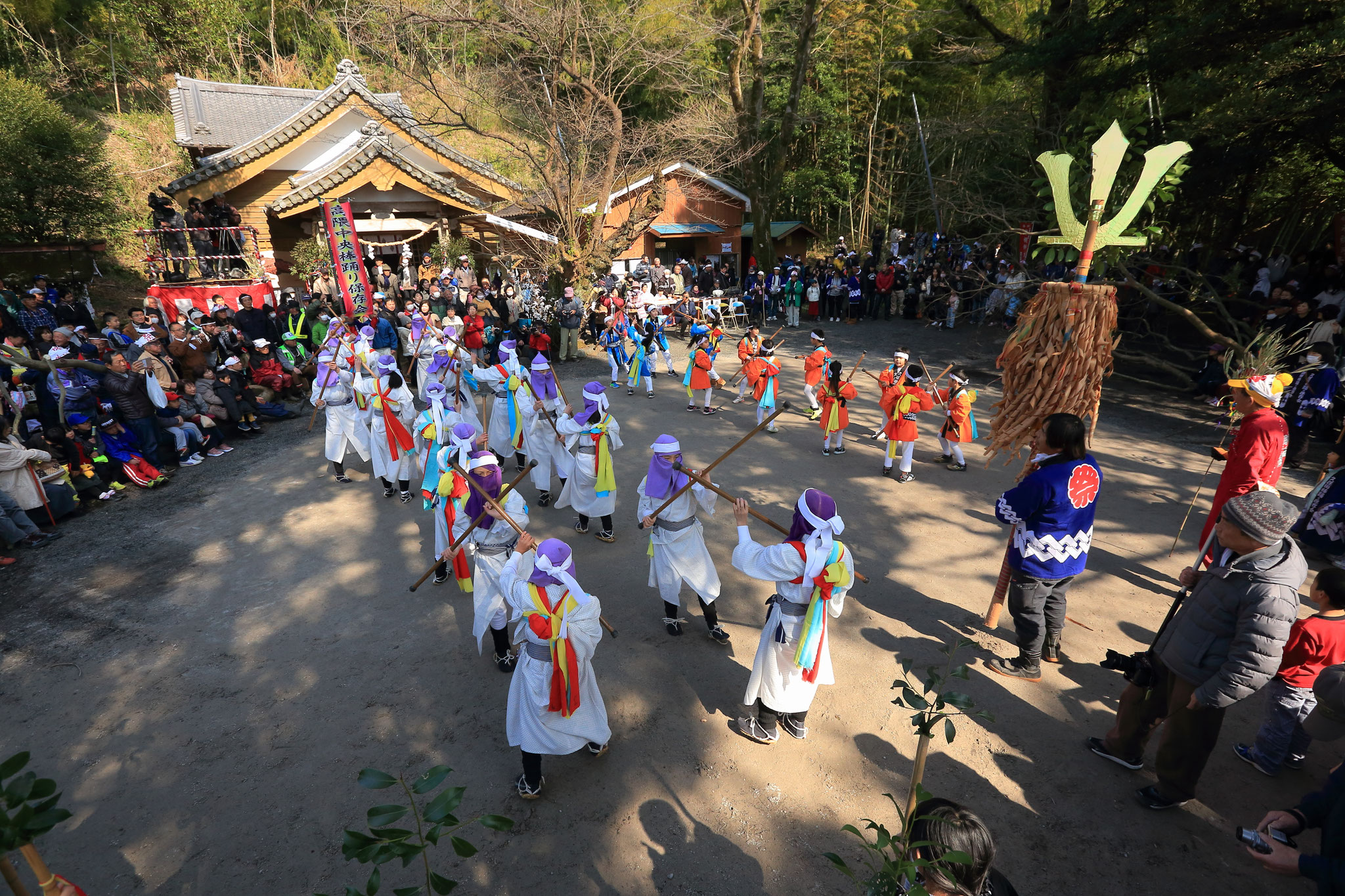 棒踊りの奉納。他にも様々な踊りや演舞もあります。(2/17 鹿屋市上高隈町)
