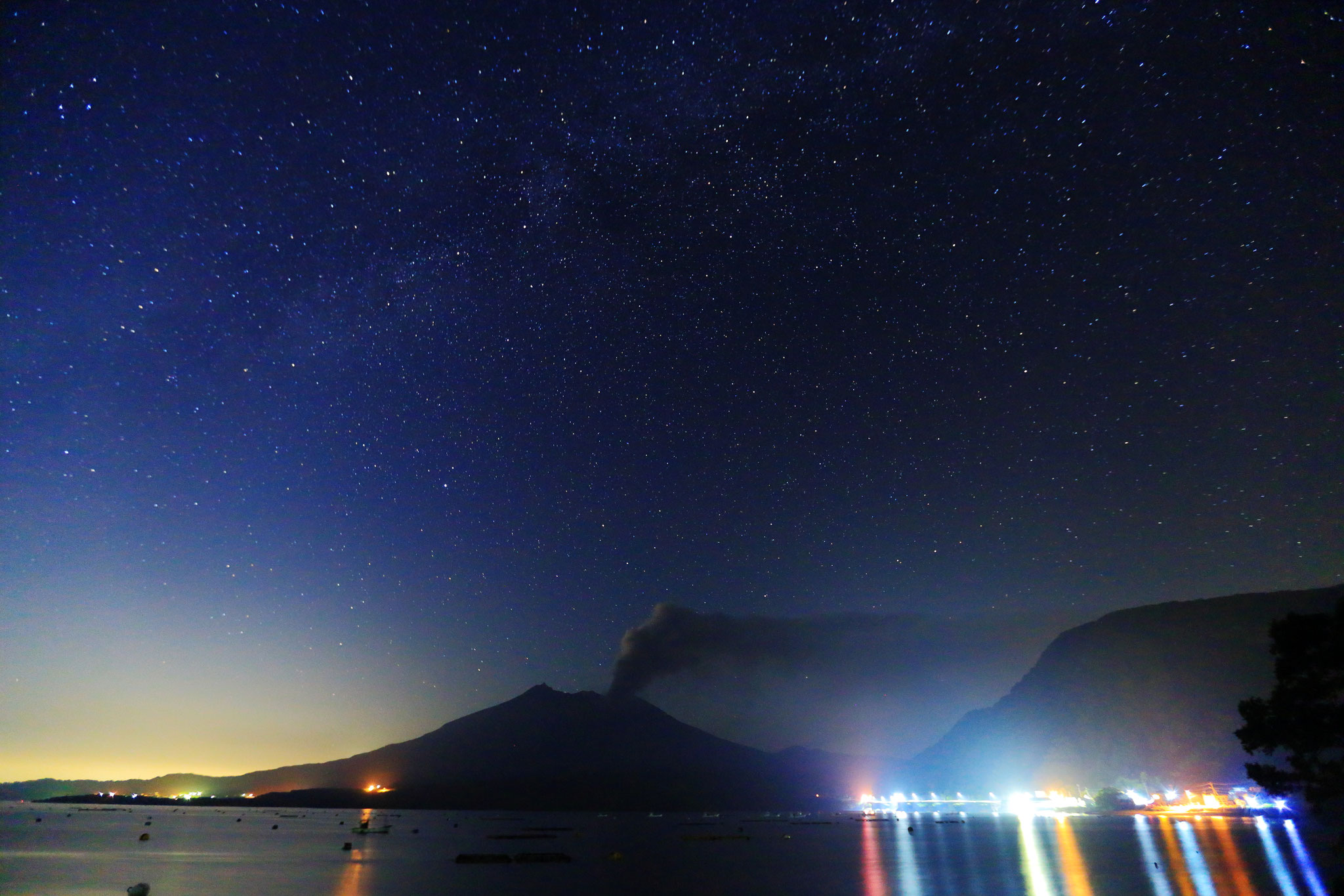 天の川と噴煙たなびく桜島(8/20 2:25 垂水市海潟)