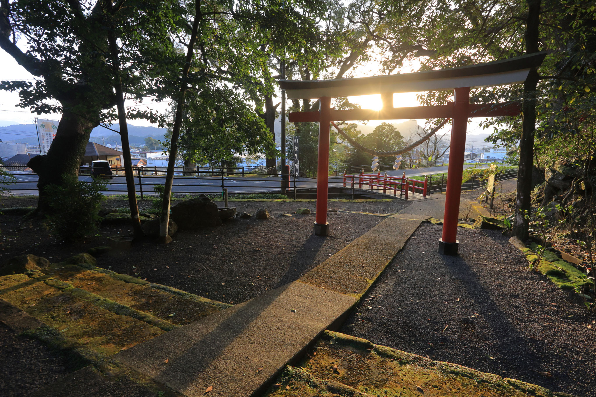 朝の神社が神々しい(3月2日 霧島市)