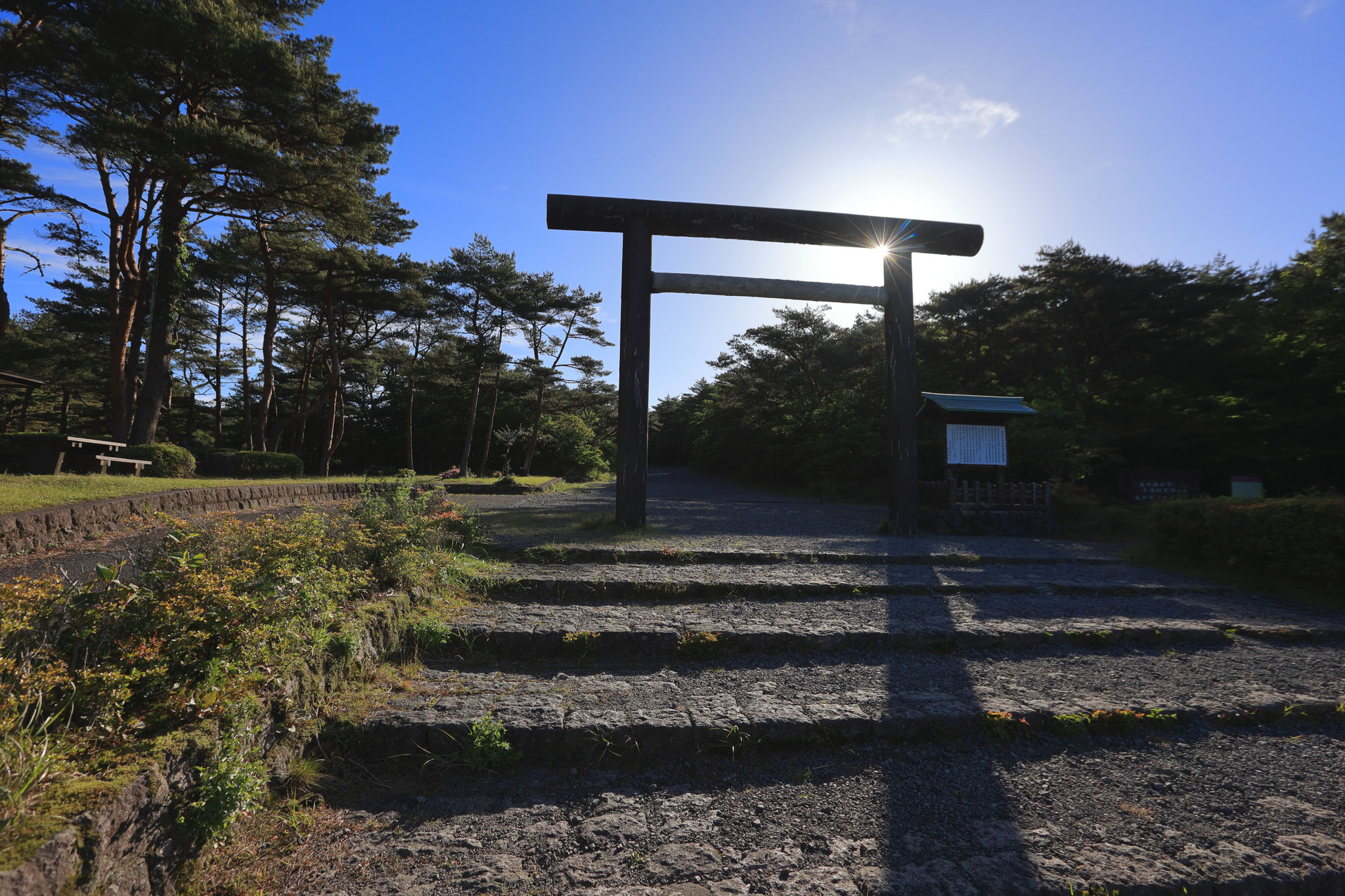 登山者を待つ神々しき鳥居(5月18日 霧島市)