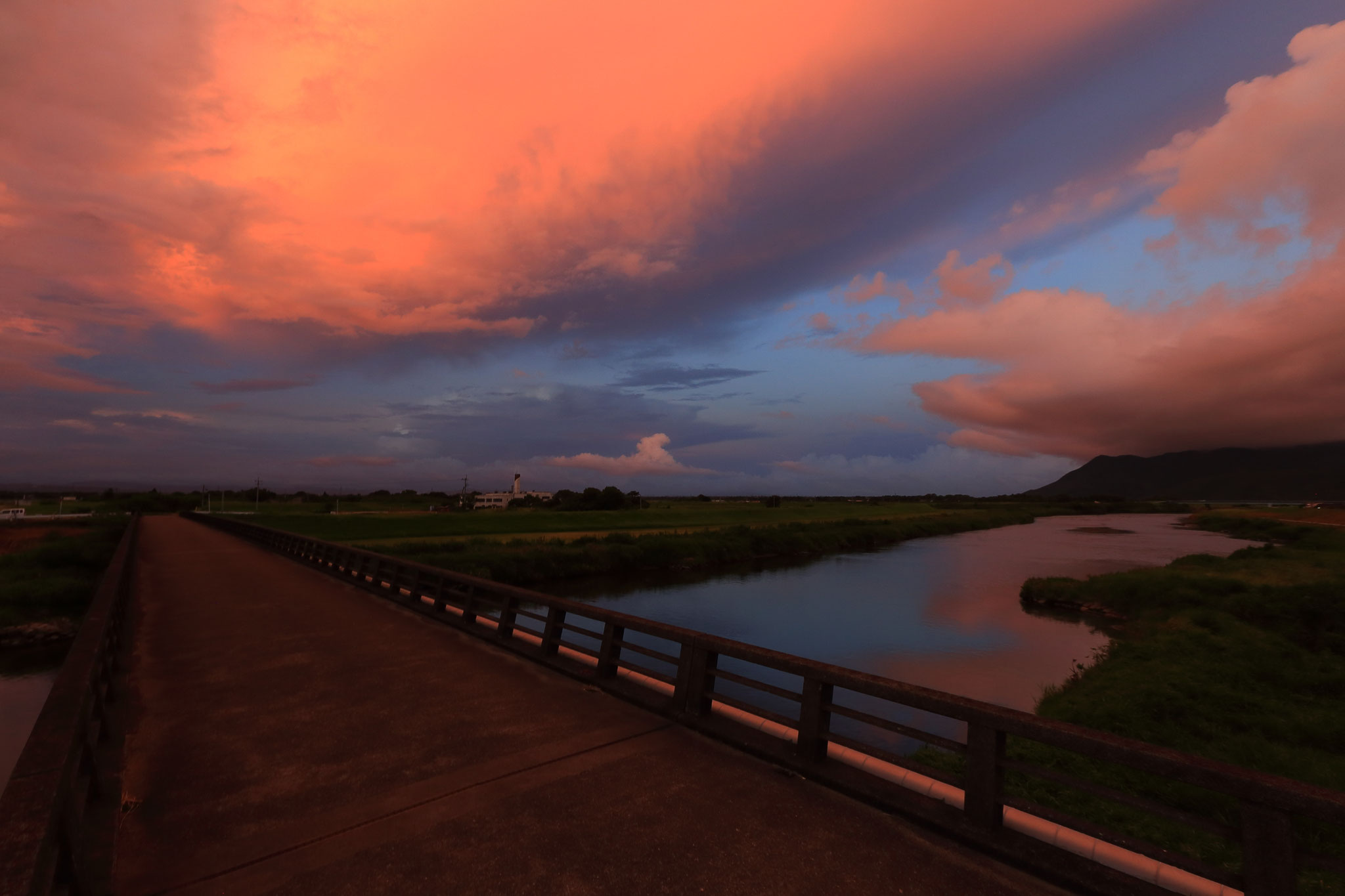 日没後の夕焼けが風景を絶景に変える(池之園橋）