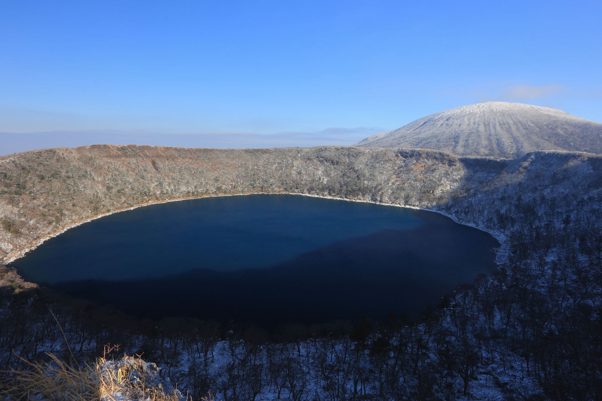 雪残る大浪池と韓国岳(1月13日 霧島市)