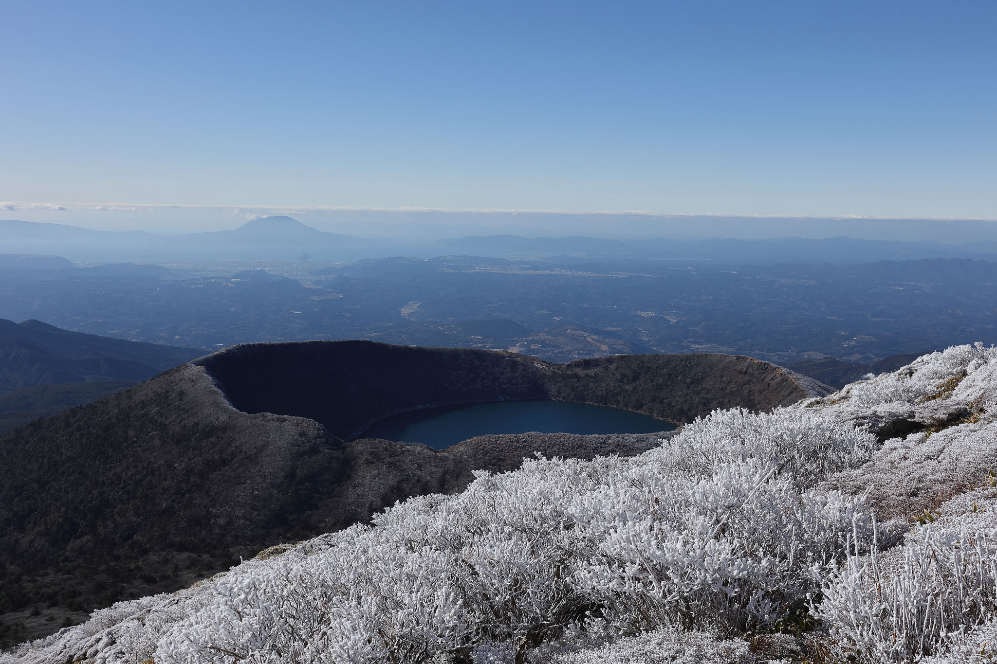 山頂から大浪池、桜島を眺める(12月18日 韓国岳山頂)