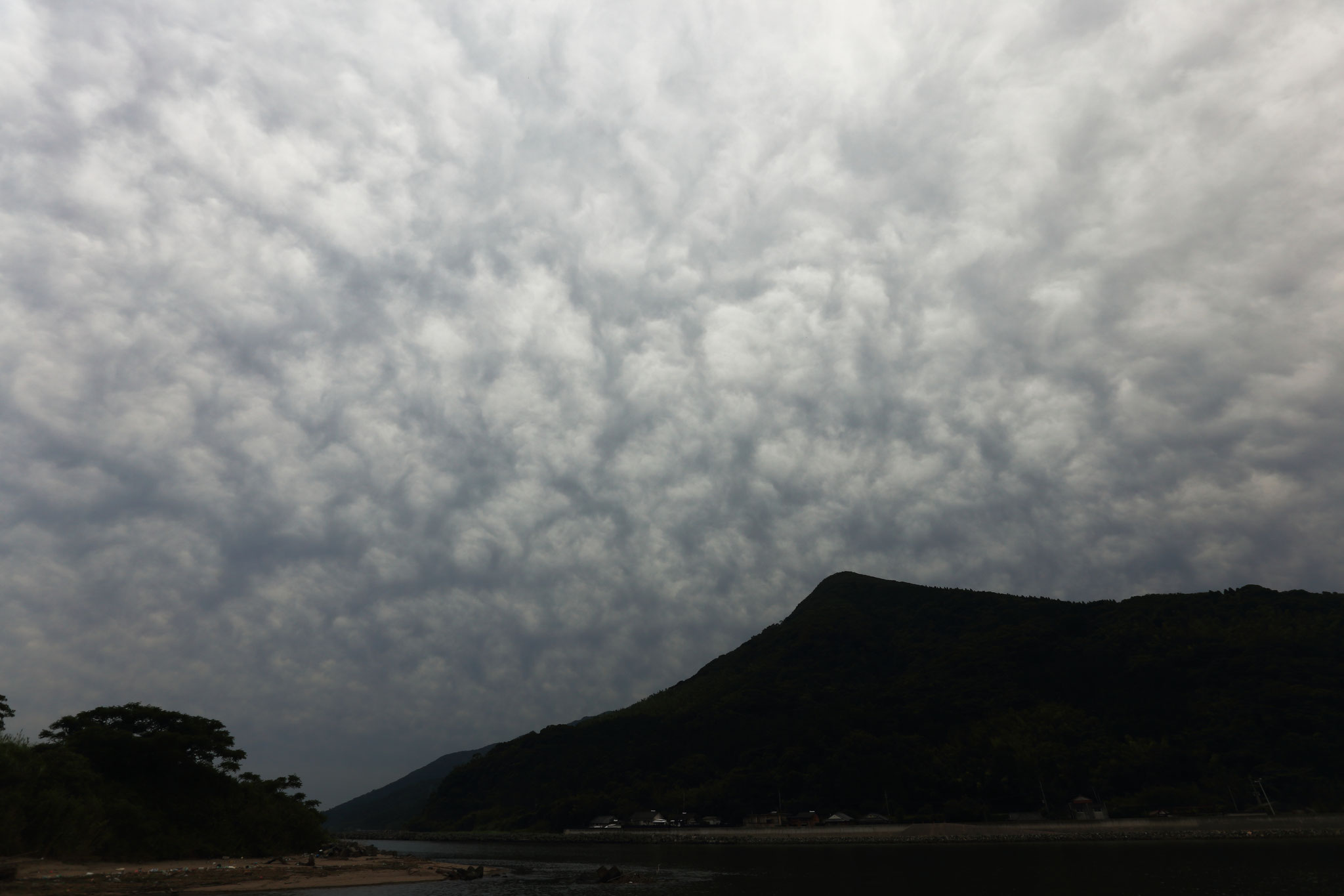 まがまがしい雲と権現山(6/24 東串良町)
