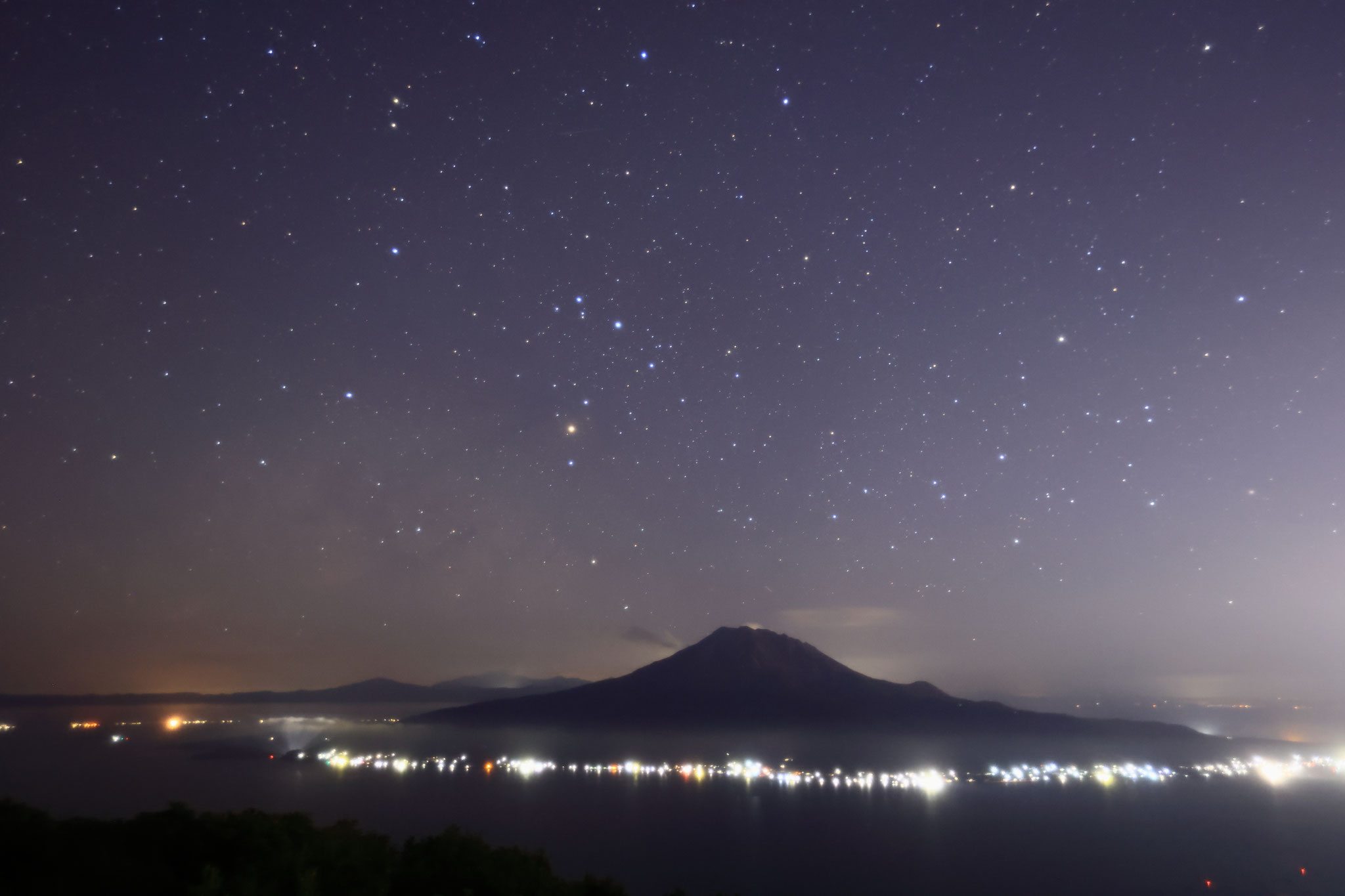 桜島の上にはさそり座の星々が輝く(2月14日 鹿児島市)