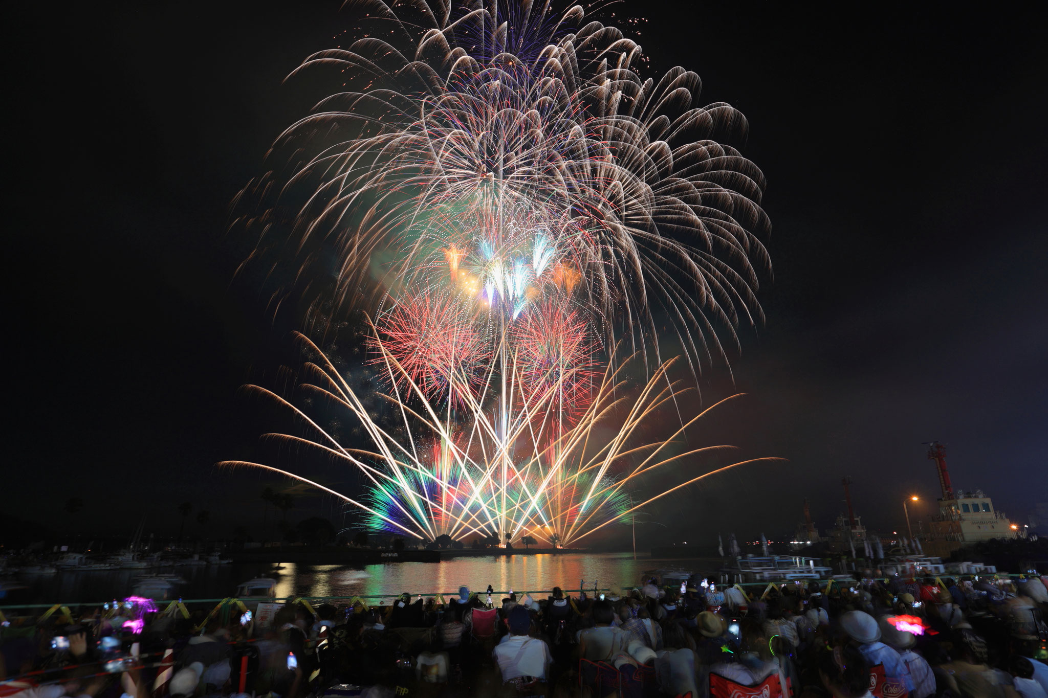 志布志みなとまつり、夜空に広がる大輪の花火（３）(7月21日 志布志市)