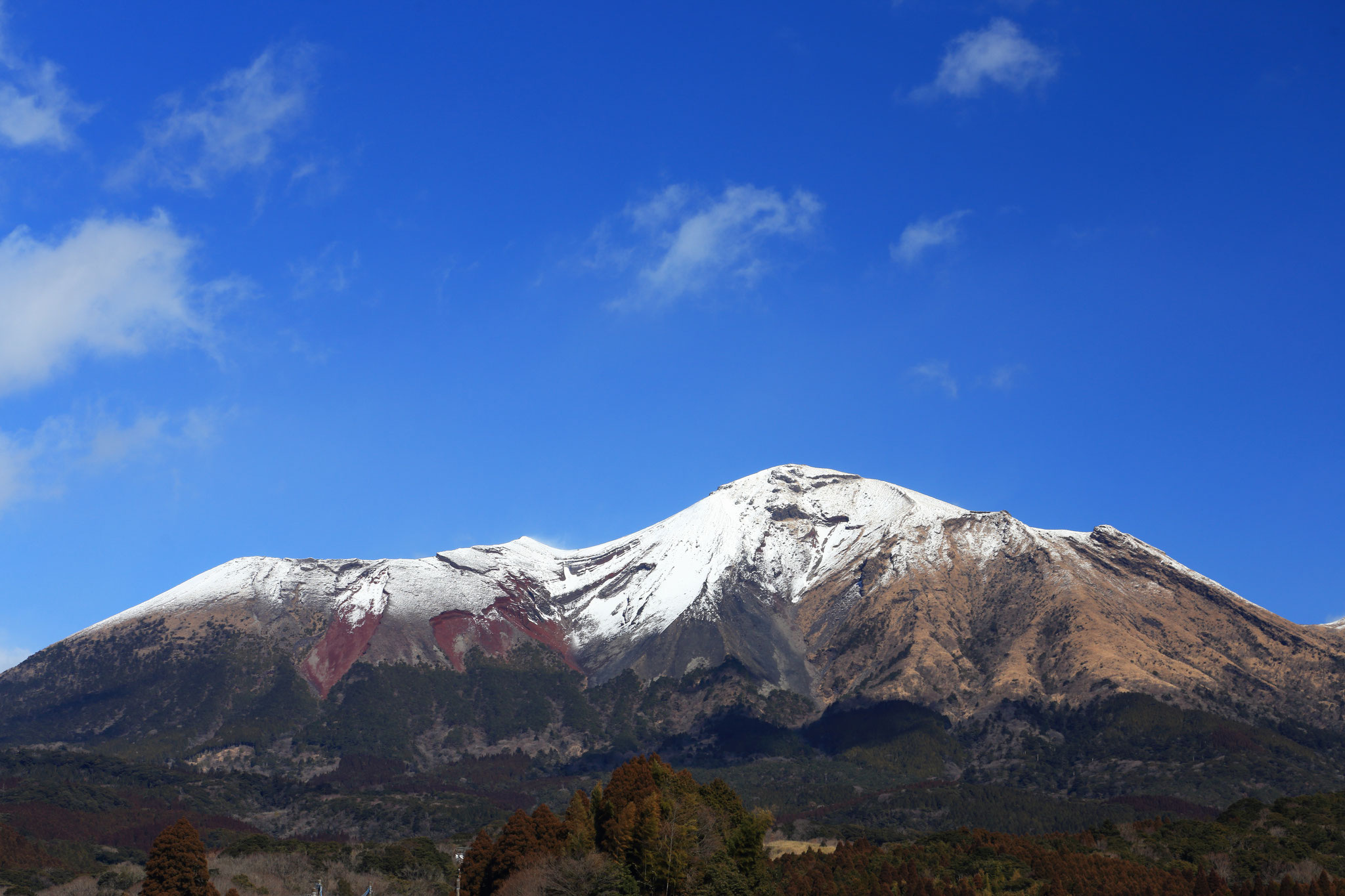 青空の下の冠雪した高千穂峰（2/2 都城市吉之元町）