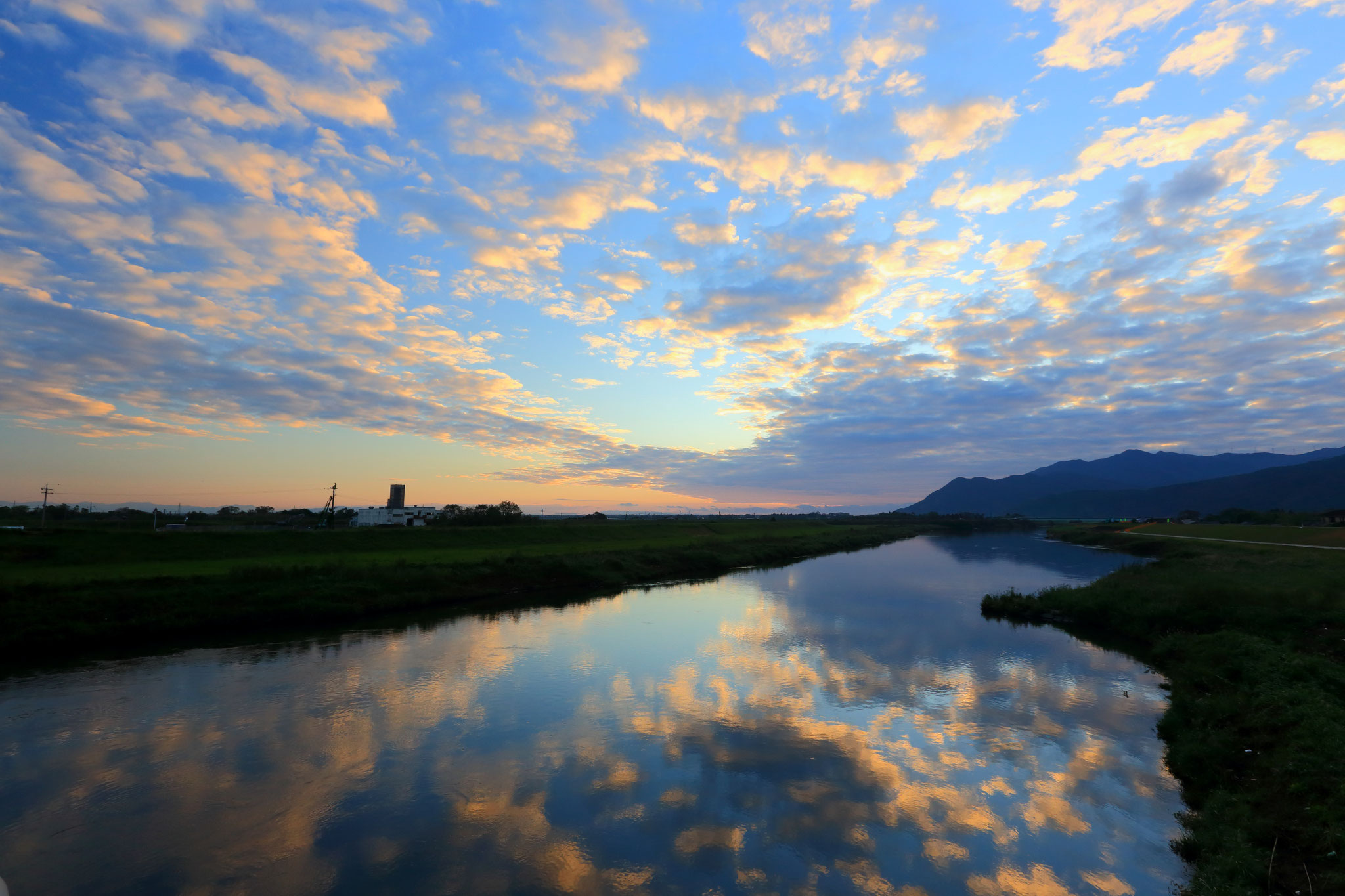 水面に写る朝の空（池之園橋）