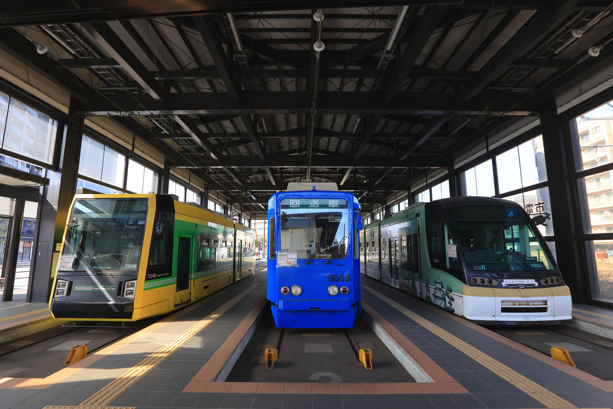 市電鹿児島駅に停まっている市電たち(3月1日 鹿児島市)