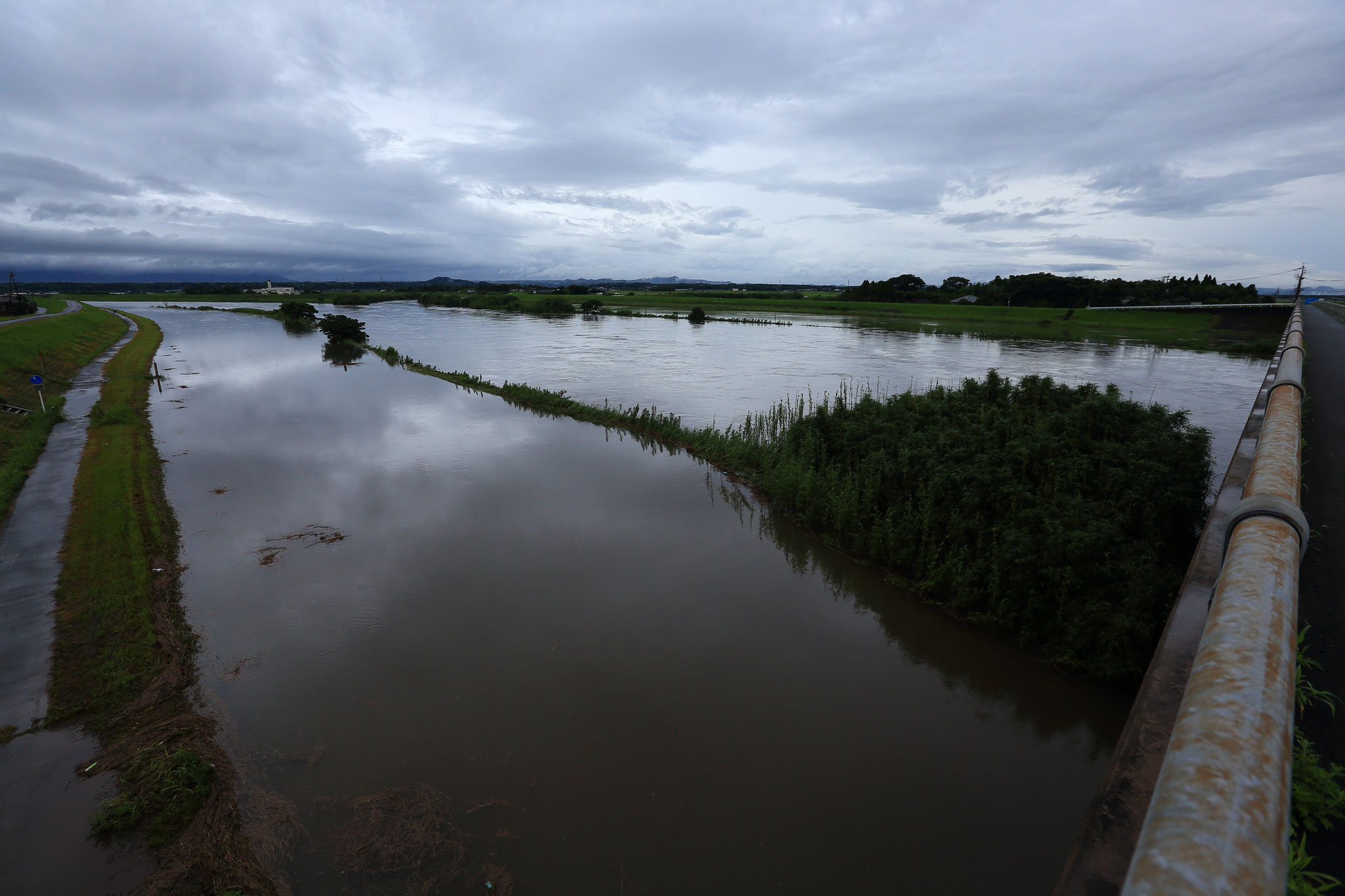大雨で増水した肝属川（俣瀬橋）(2016.7.8)