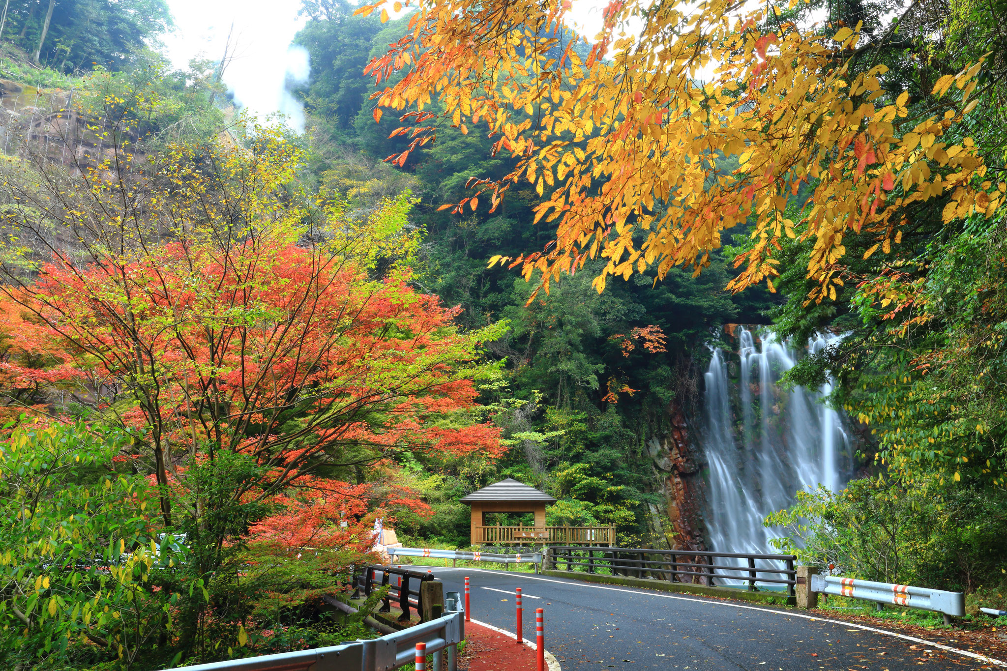 霧島市の丸尾滝と紅葉