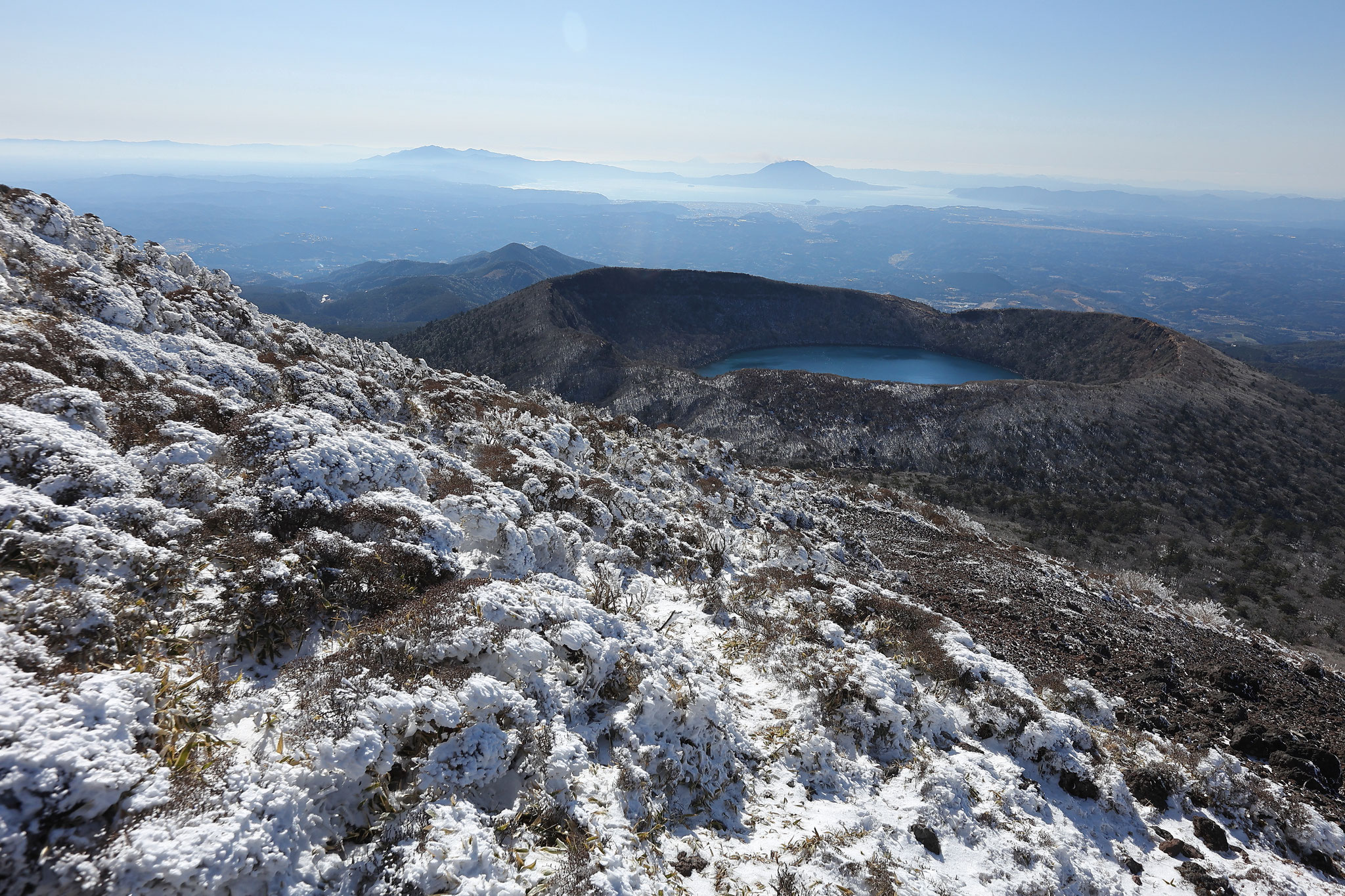 山頂から大浪池と桜島を望む (1/3)