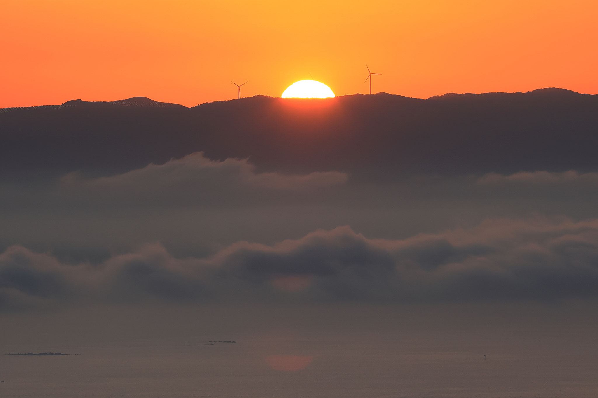 大隅半島の向こうから朝日が昇る(2月14日 鹿児島市)