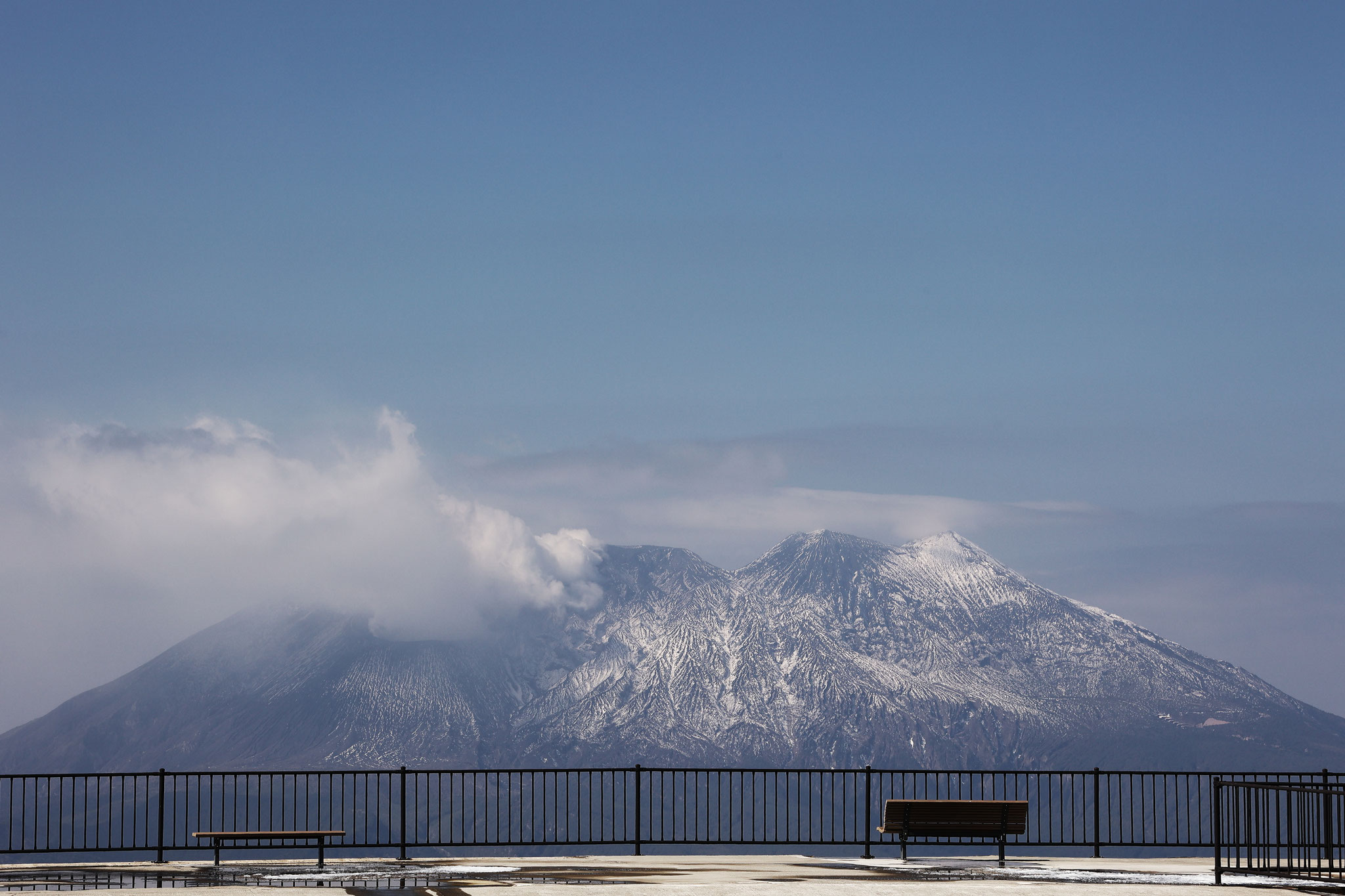 間近に感じる冠雪の桜島(2/19 鹿屋市輝北町)