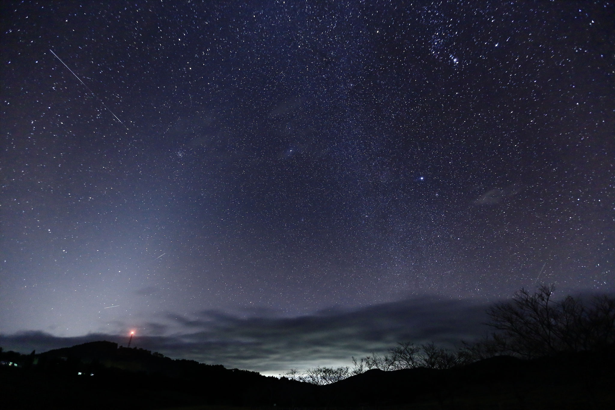 流れ星や人工衛星飛び交う深夜の星空(9/29 宮崎県)