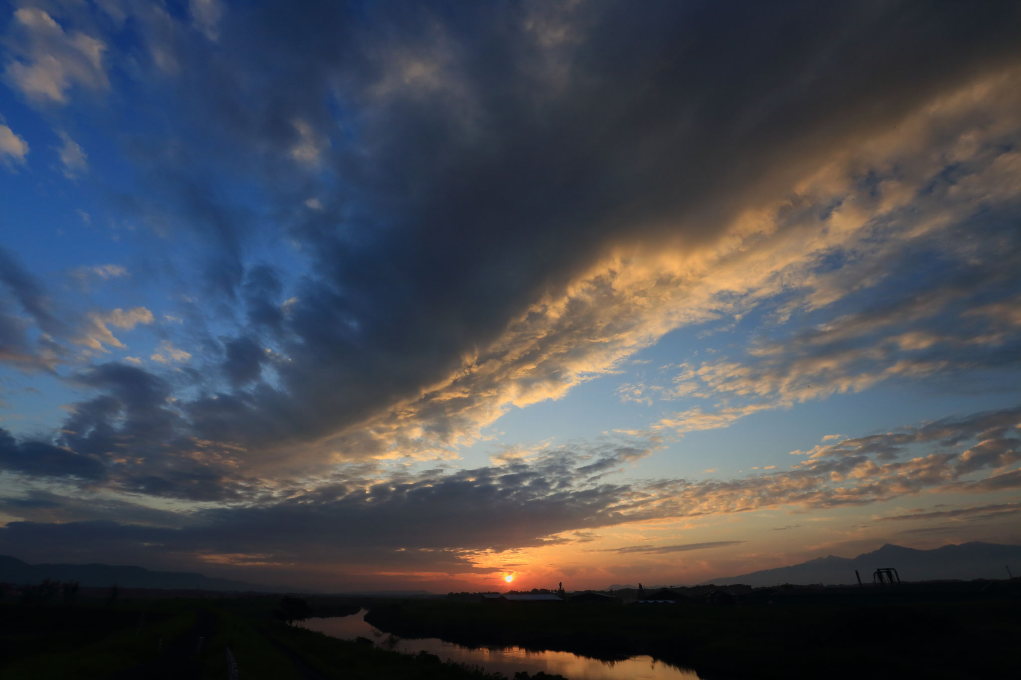 仕事終わりと夕焼けの時刻が近づいてきた(9/9 肝付町)