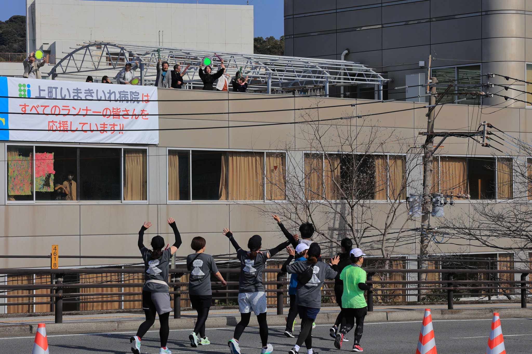 マラソンランナーにあちこちで声援がかかる。(3月1日 鹿児島市)