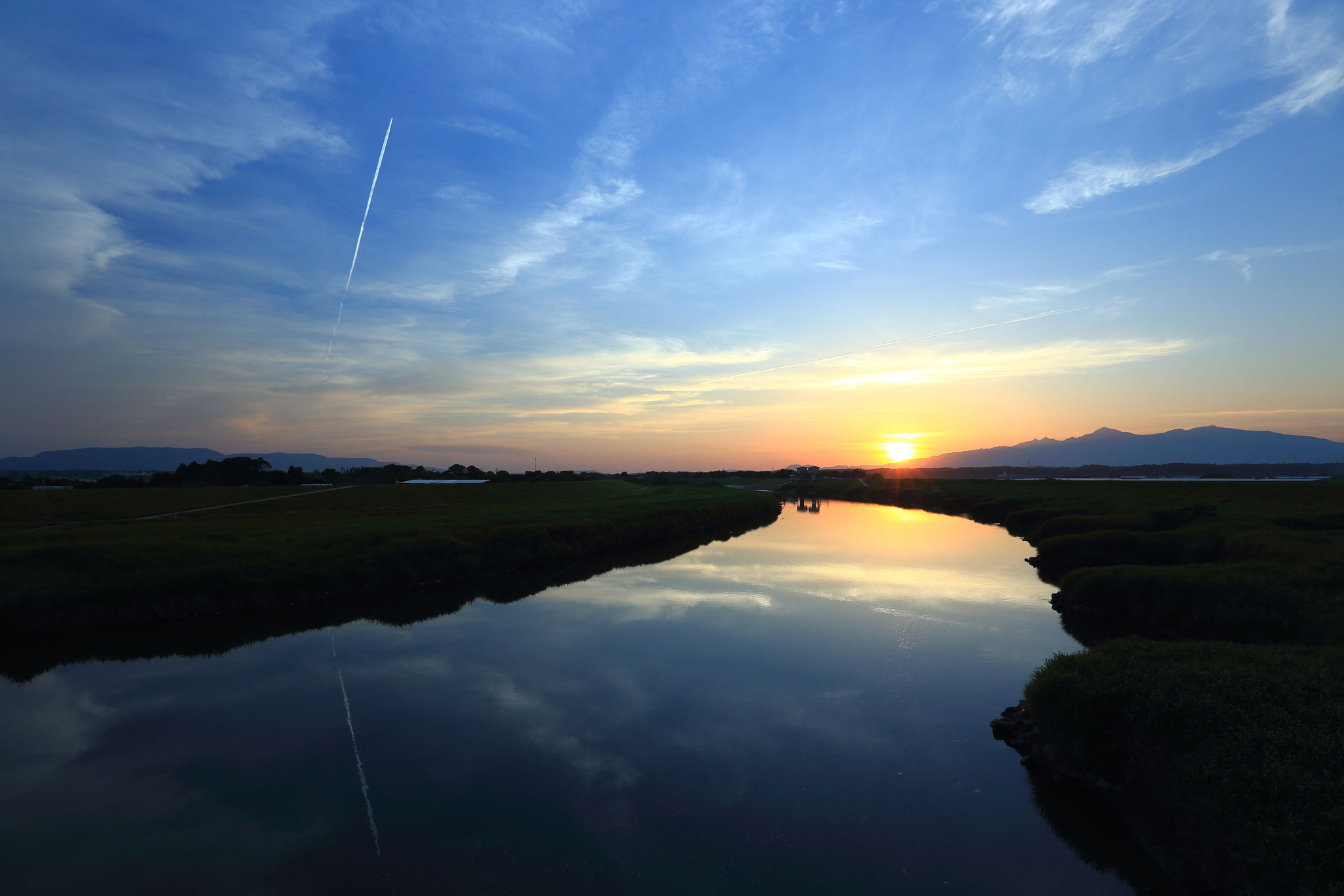 静かな水面は　空をうつす水鏡