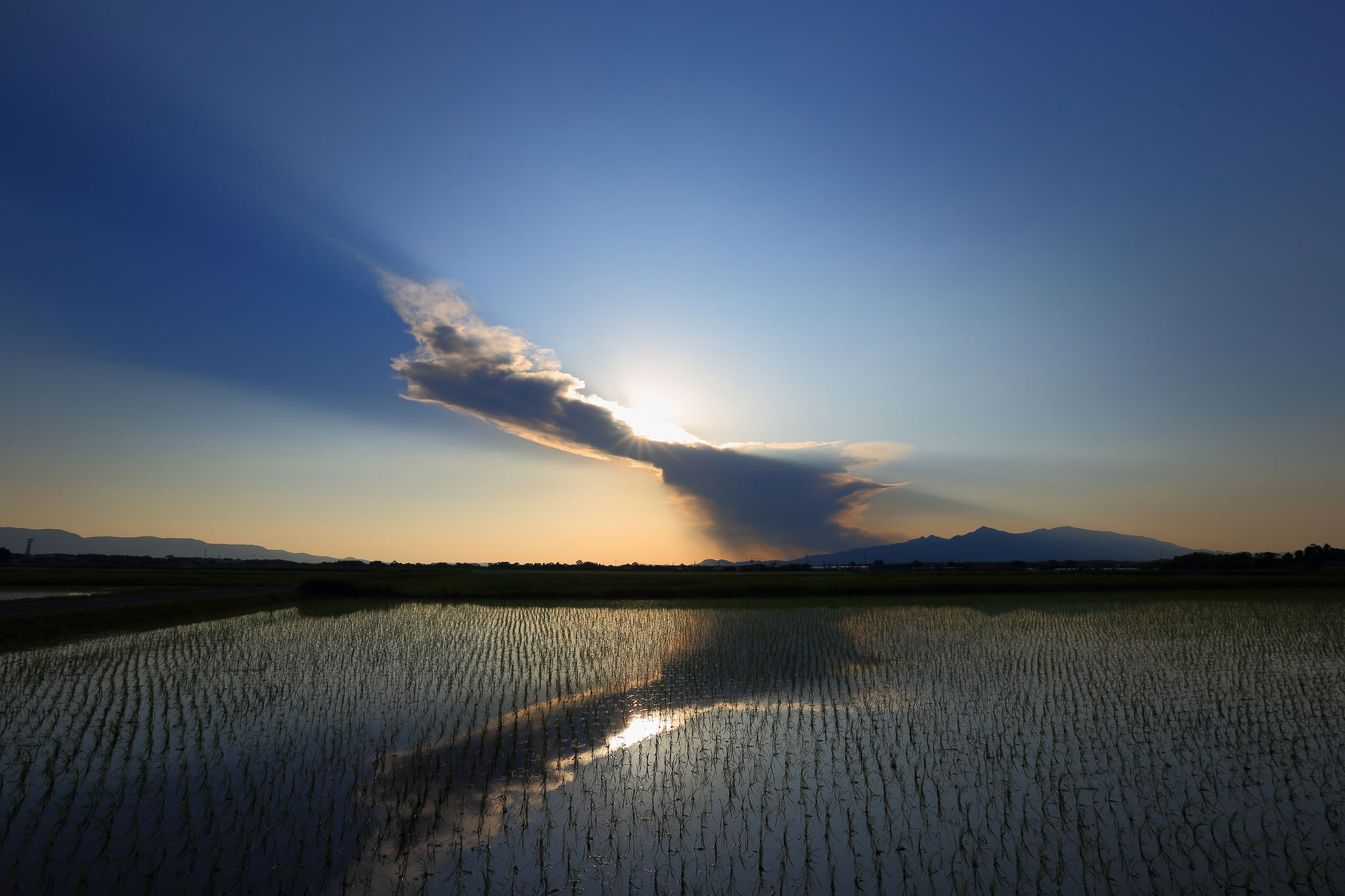 夕方に桜島が噴火　大隅半島側へ押し寄せる噴煙。（4/29肝付町）