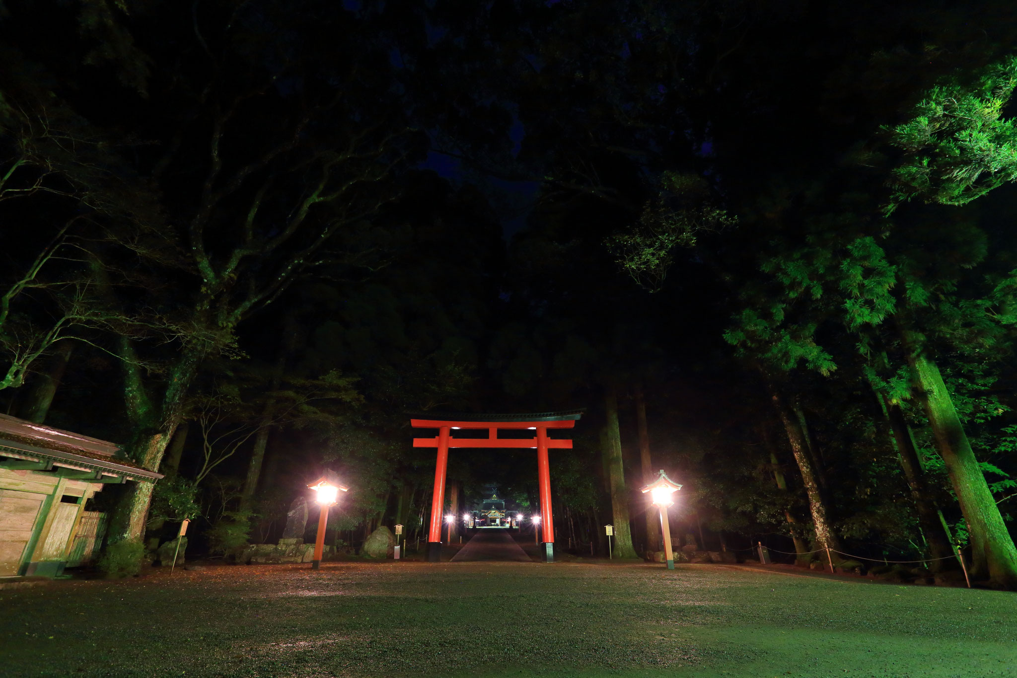 真夜中の霧島神宮には神聖さを感じる