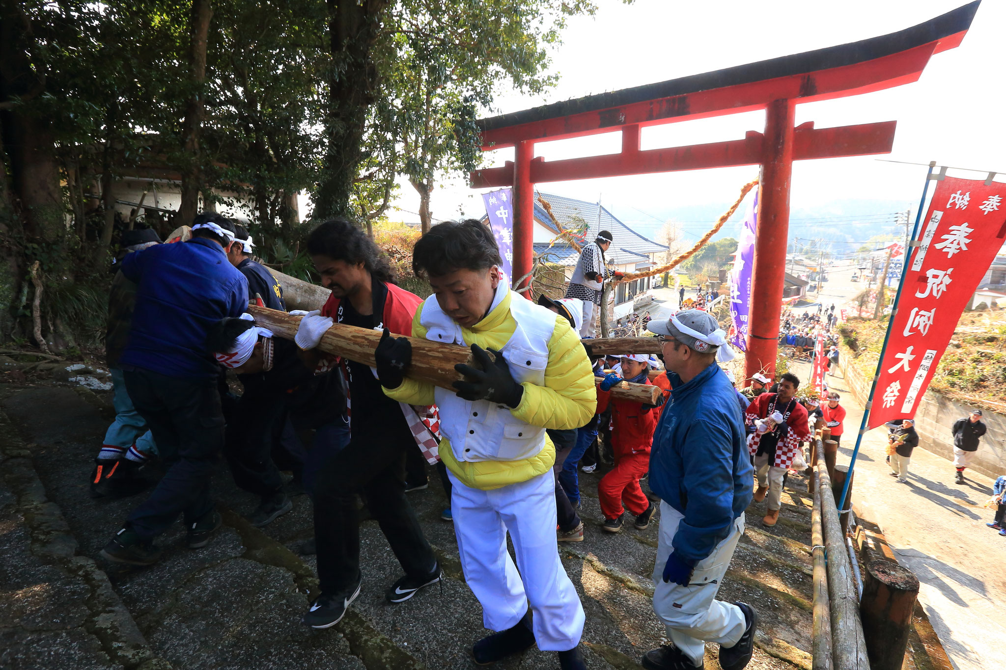 木を担ぎ、神社へと行く光景は圧巻です。(2/17 鹿屋市上高隈町)