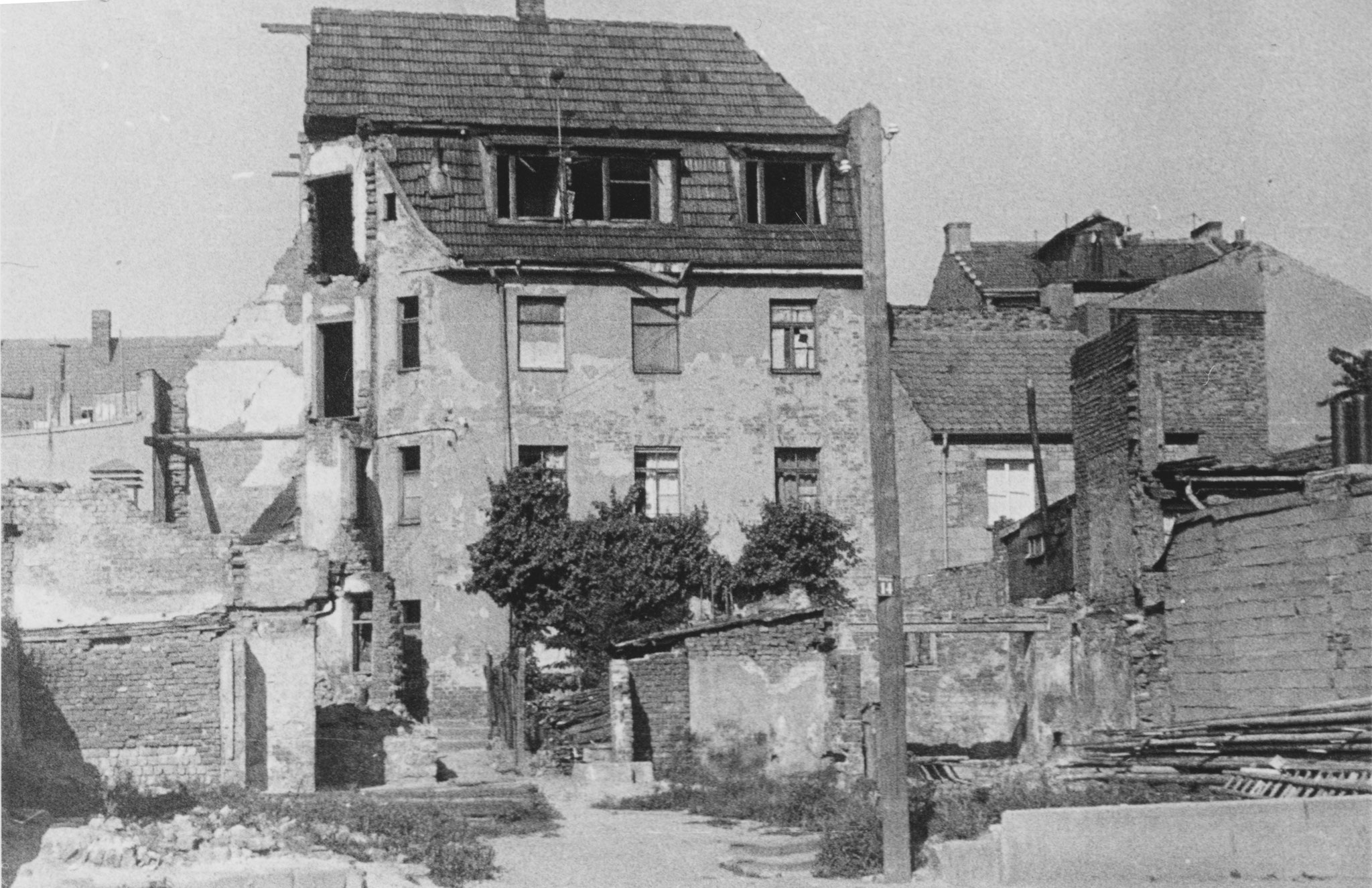 Hinterhof Wolfsgasee 14, nach Bombenangriff 1944