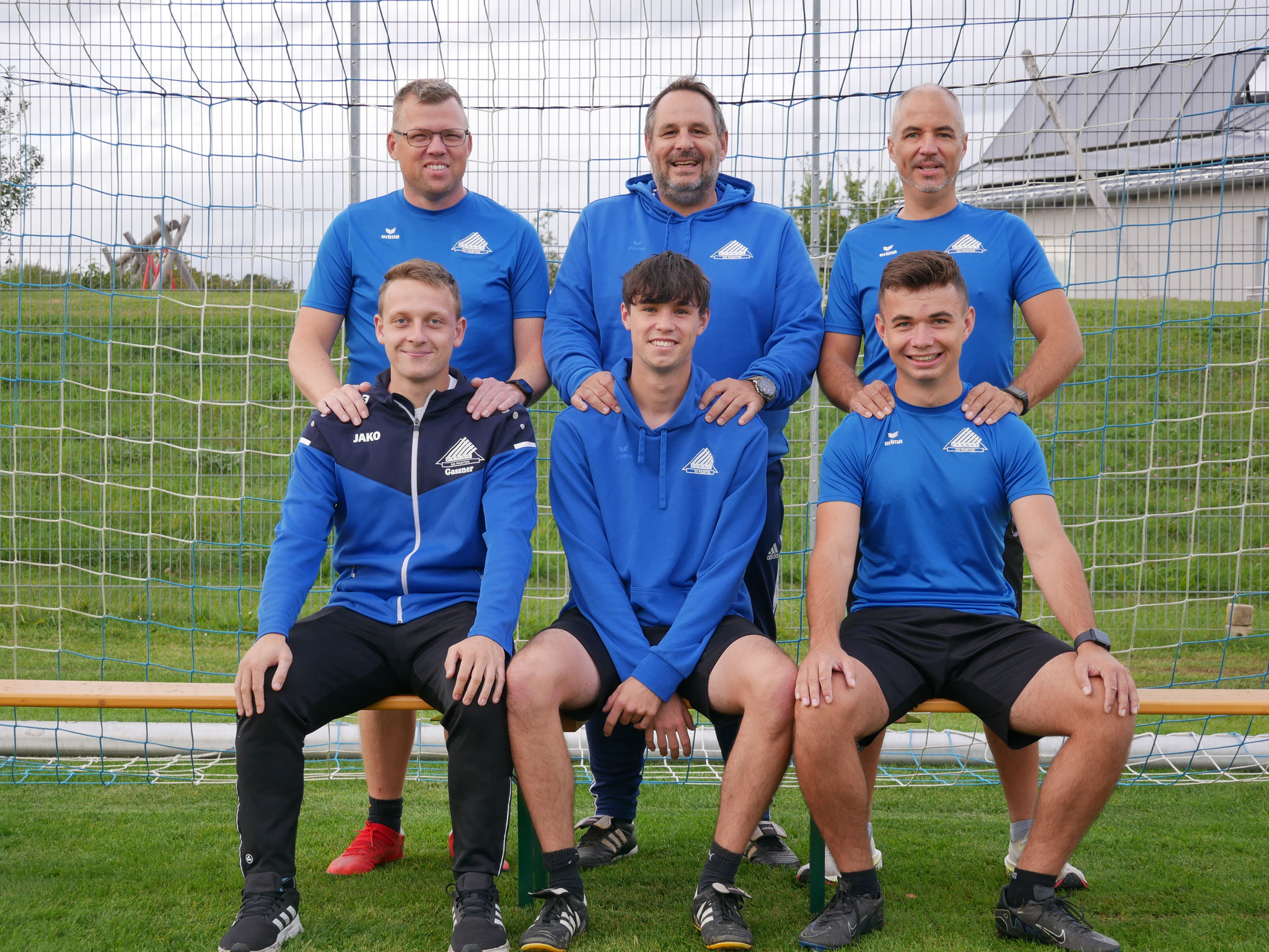 Trainer der Saison 24/25 Torsten Spyrka, Thomas Pfeiffer, Christian Neumeier (1. Reihe von links), Bastian Gassner, Sebastian Regensburger, Sami Neumeier (2. Reihe von links)