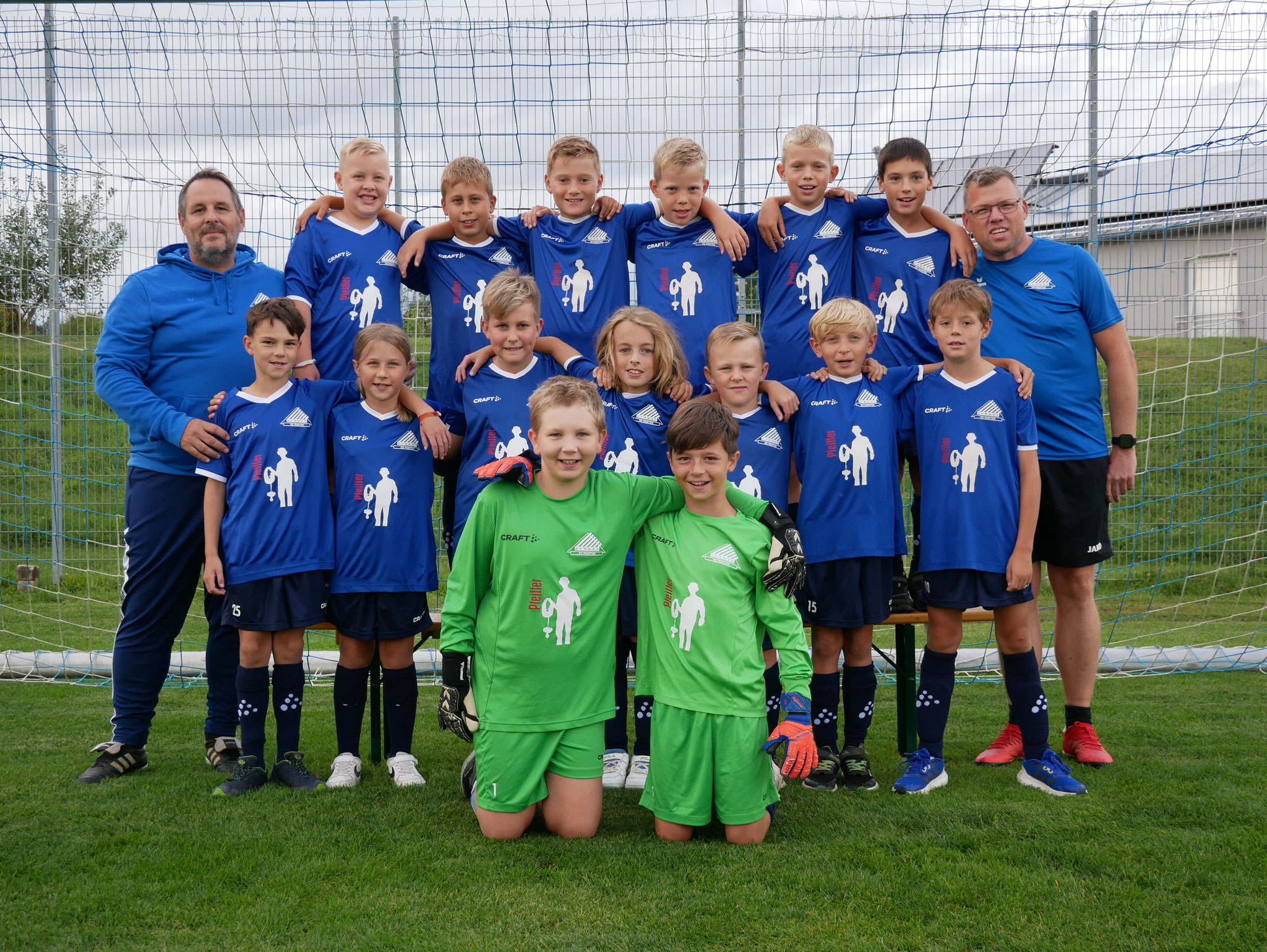 E-Junioren der Saison 24/25 mit den Trainern Thomas Pfeiffer und Torsten Spyrka (von links)