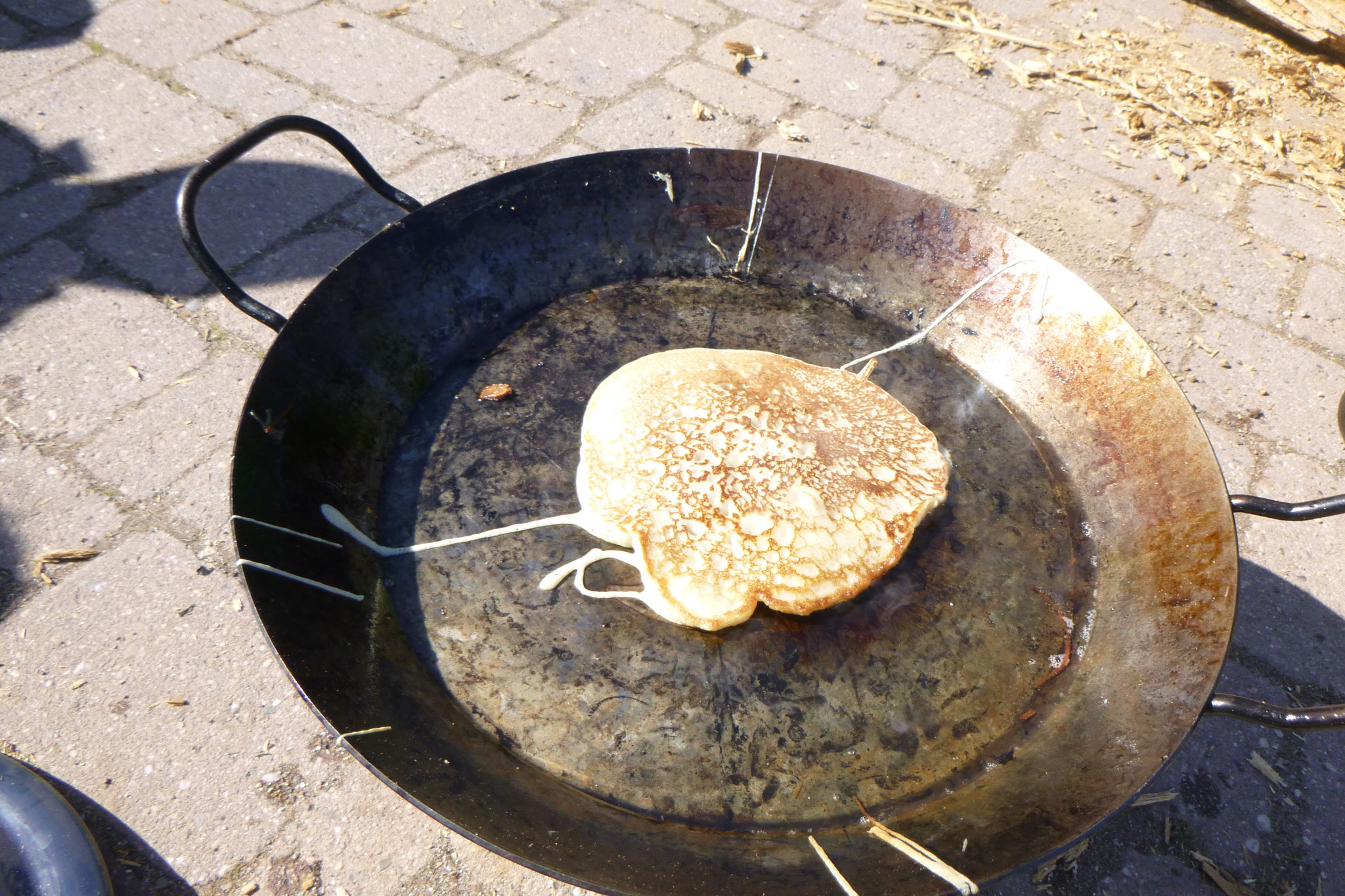 Buchweizenpfannenkuchen über dem Feuer
