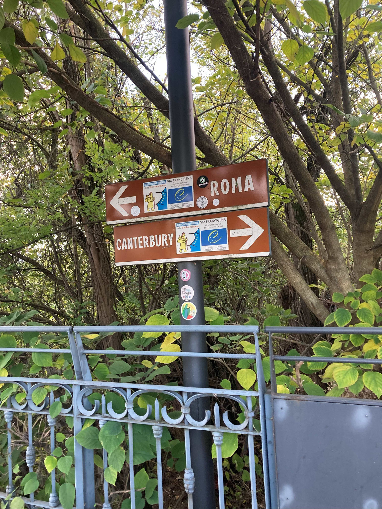 Wegzeichen am Rande
