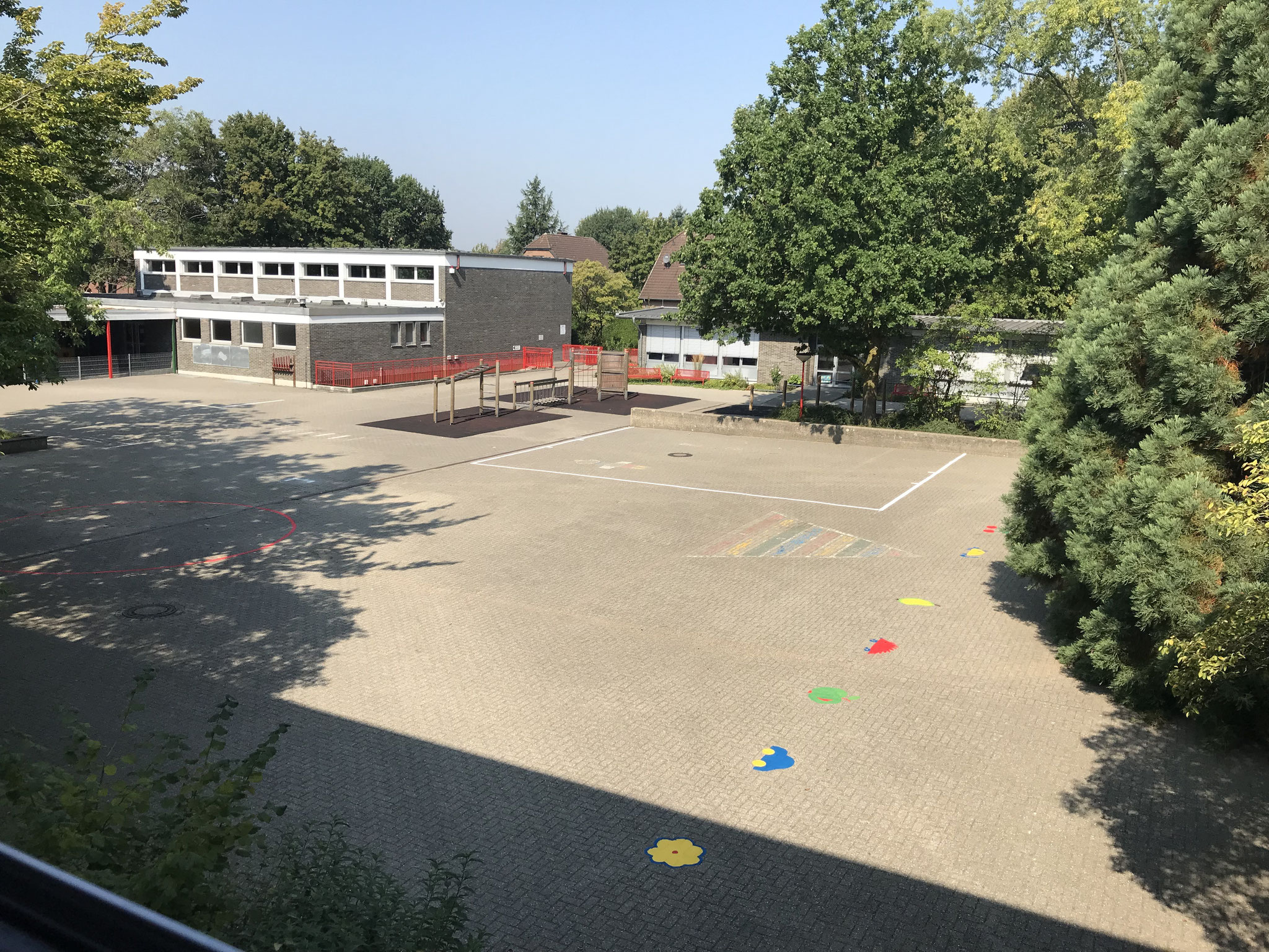 Überblick Schulhof mit Aufstellplätzen 