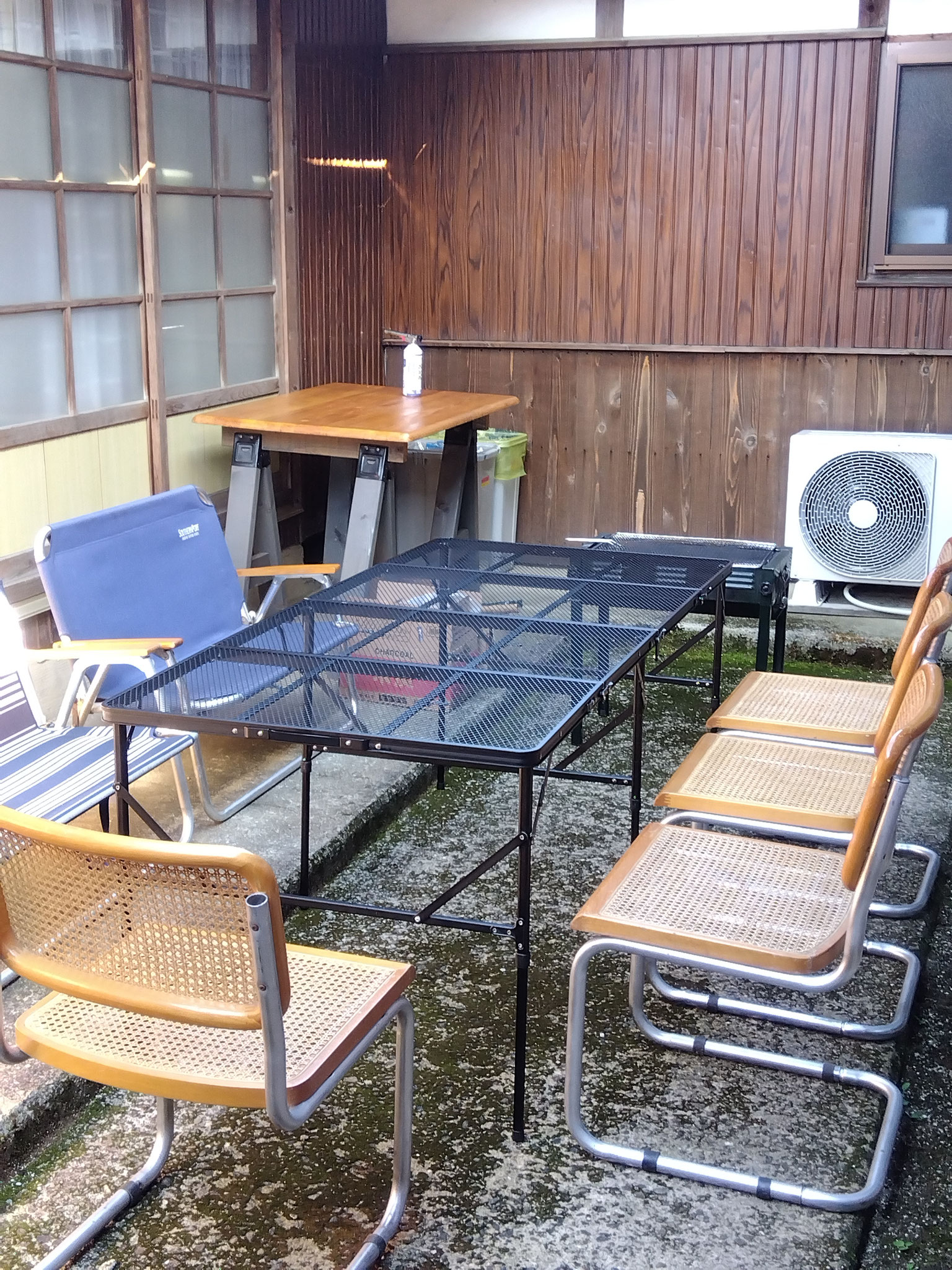 中庭のBBQセット