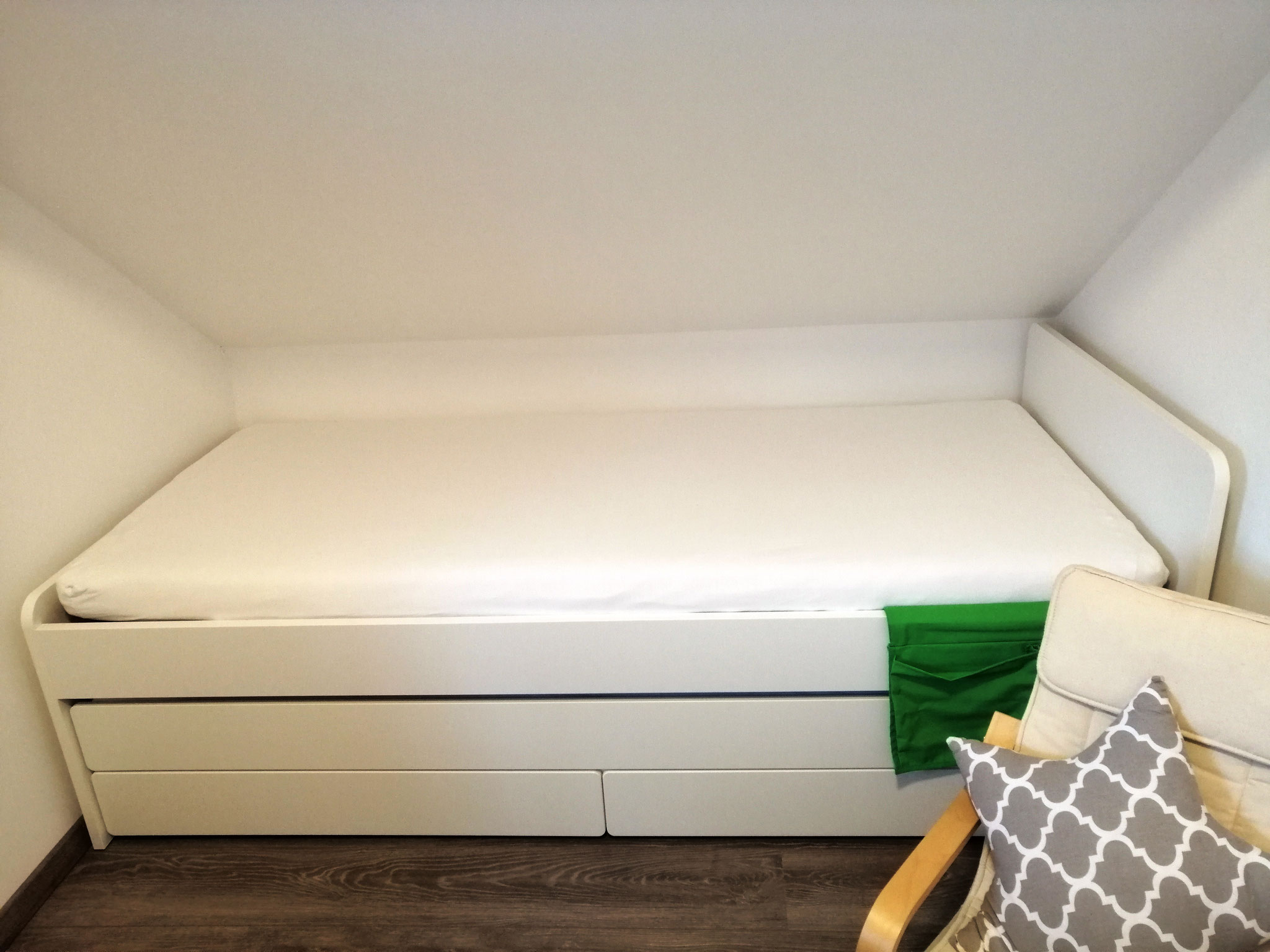 2. Bett mit Schubladen und vollwertigem Ausziehbett ©KnallerbsenHof