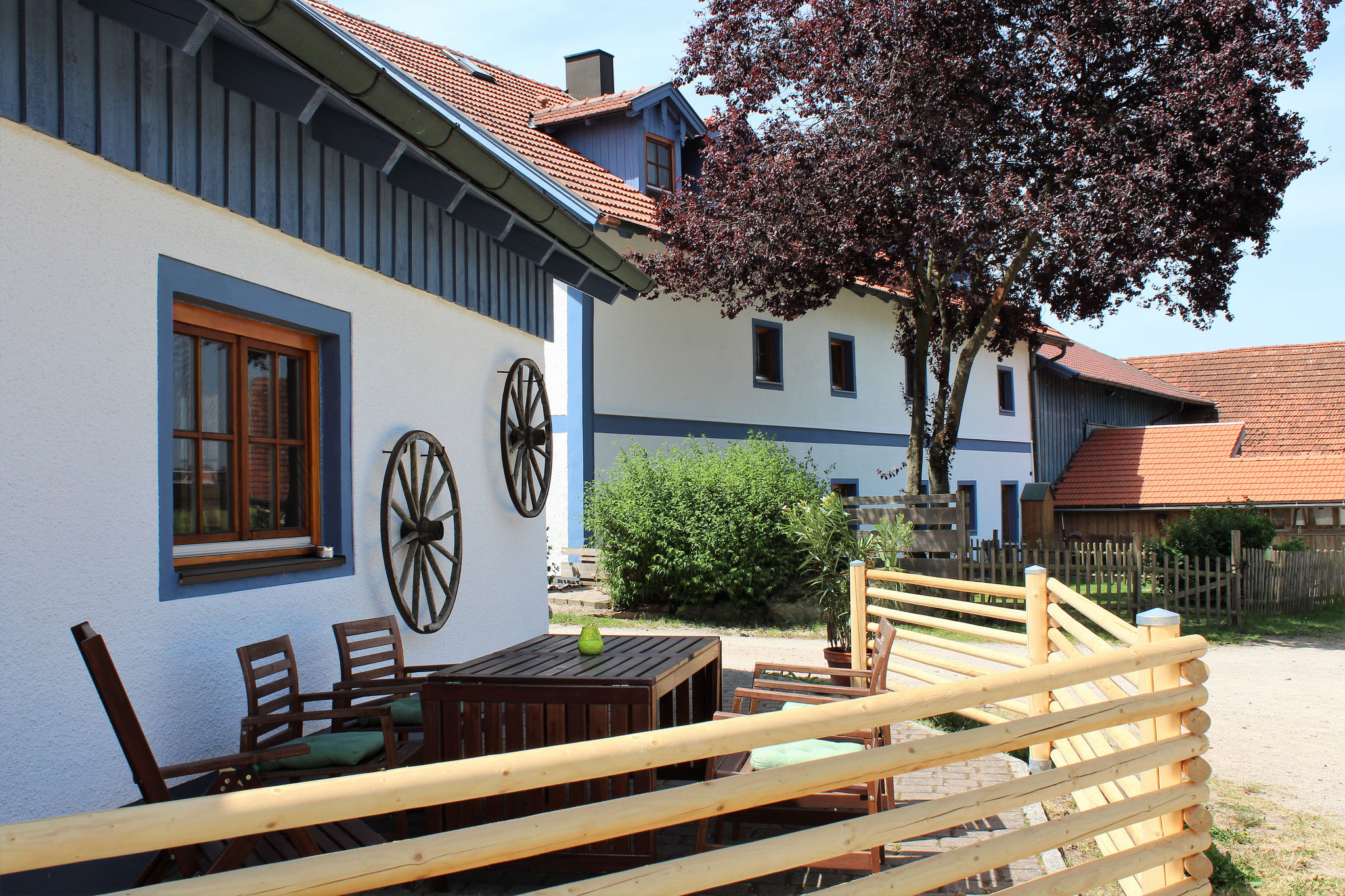 Vorderansicht Ferienhaus Regensburg (Hintergrund: Haupthaus) ©KnallerbsenHof