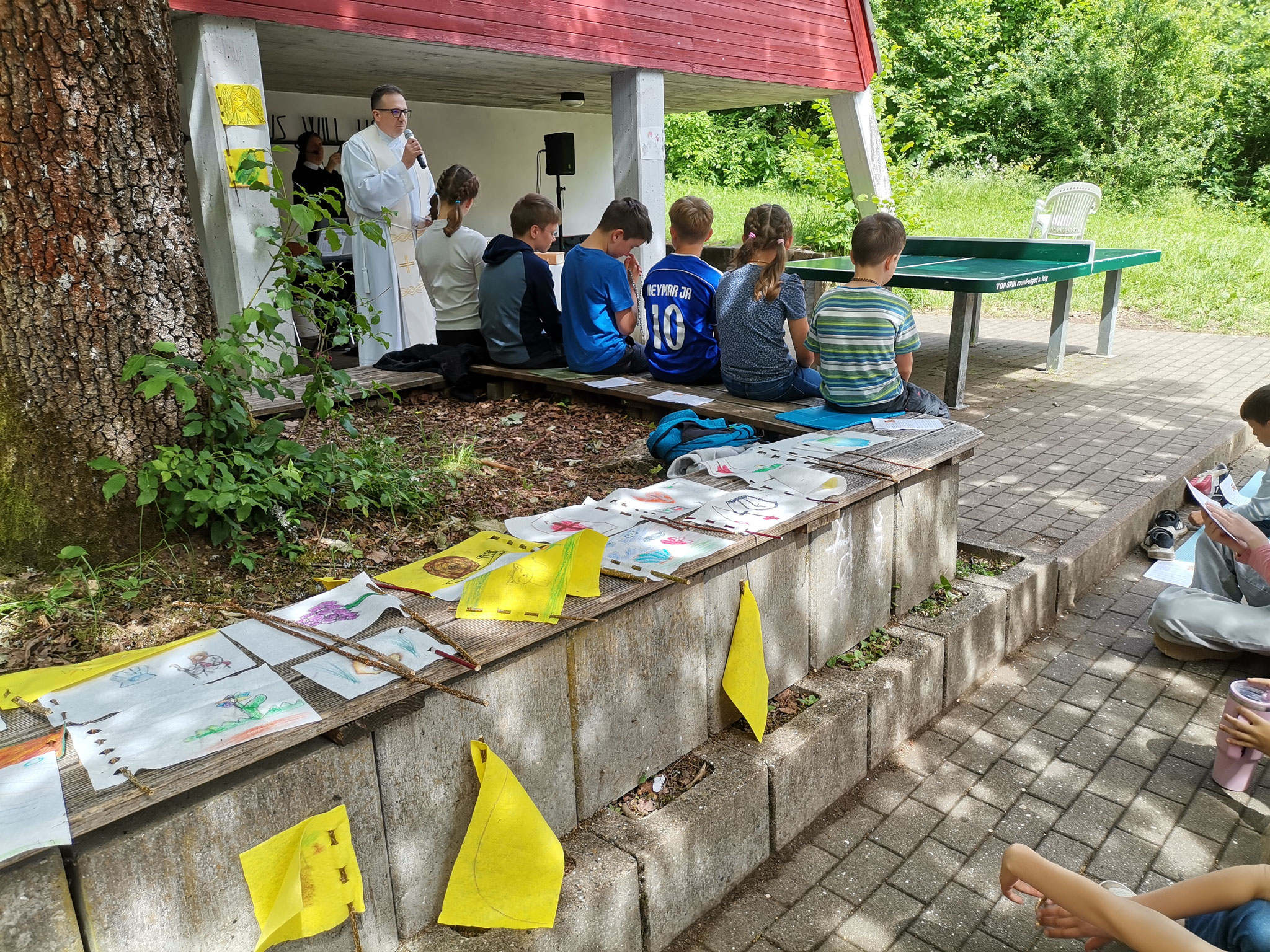 Fronleichnam - bei der kleinen Prozession durften wir Jesus mit den Fähnchen zujubeln!