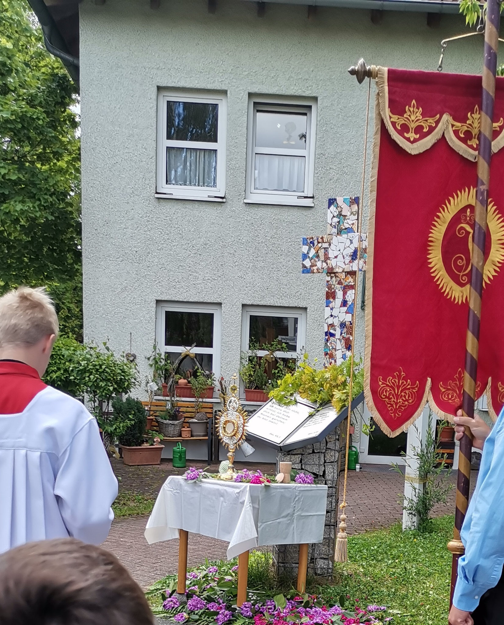 Der Jugendaltar - mit selbstgeschnitztem Kelch und Hostie, entstanden auf der CREDO-Freizeit