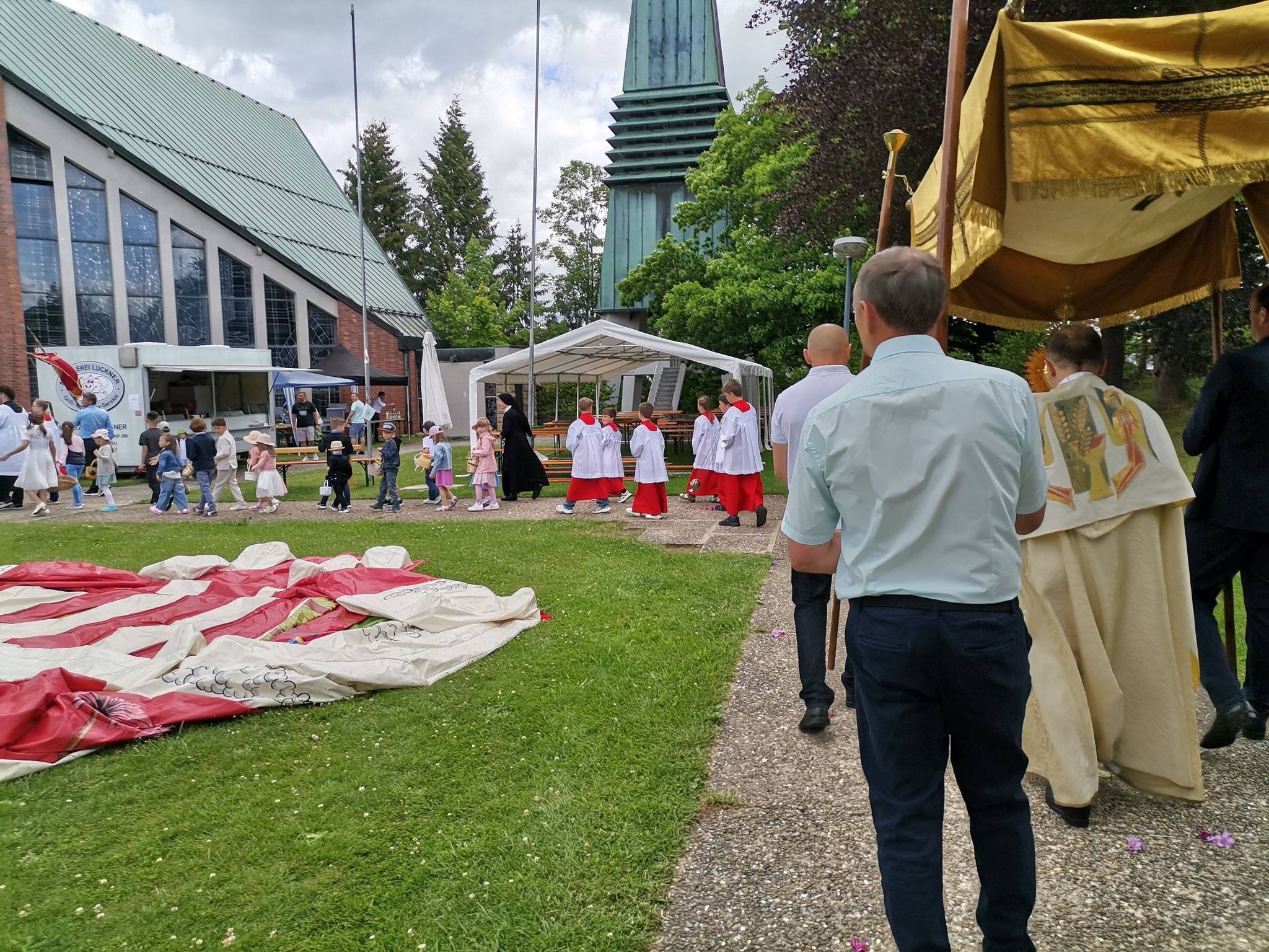 Und zum Abschluss der Fronleichnamsprozession waren alle zum Pfarrfest eingeladen - mit Hüpfburg und köstlichen Leckereien!
