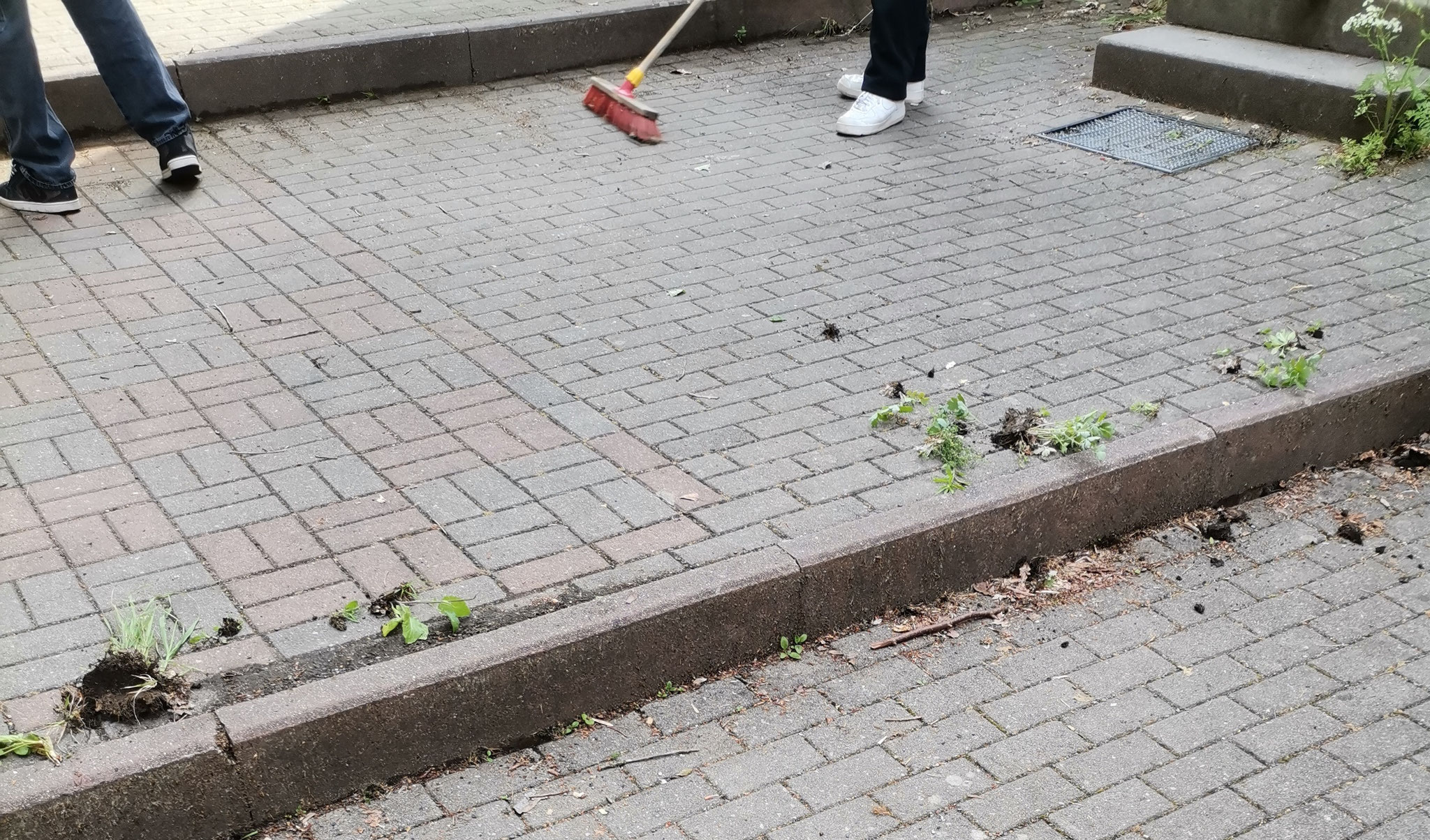 Nach uns erstrahlte der Innenhof in neuem Glanz - und die Jugend hatte eine sinnvolle Zwischenbeschäftigung