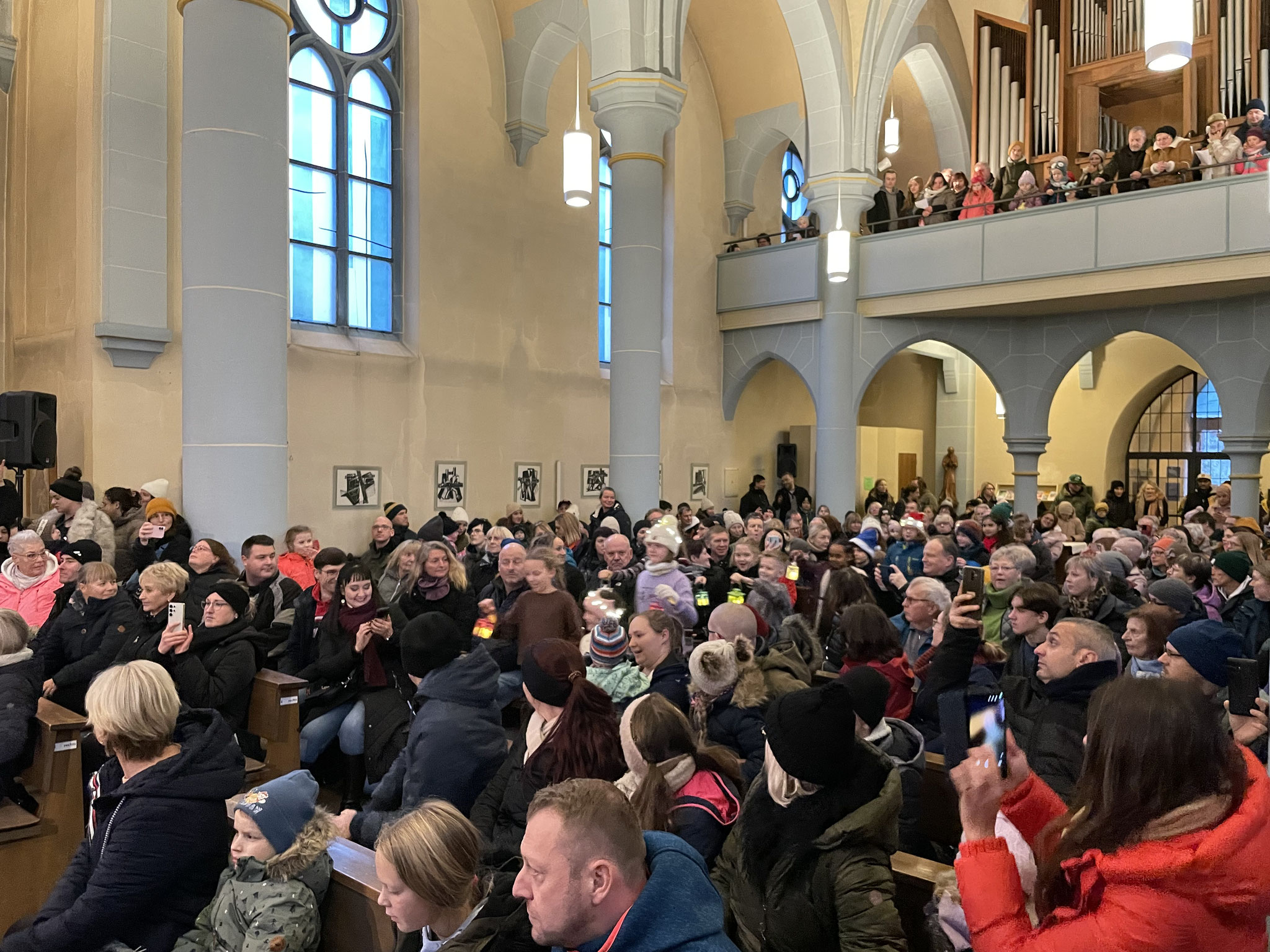 Die vollbesetzte Kirche