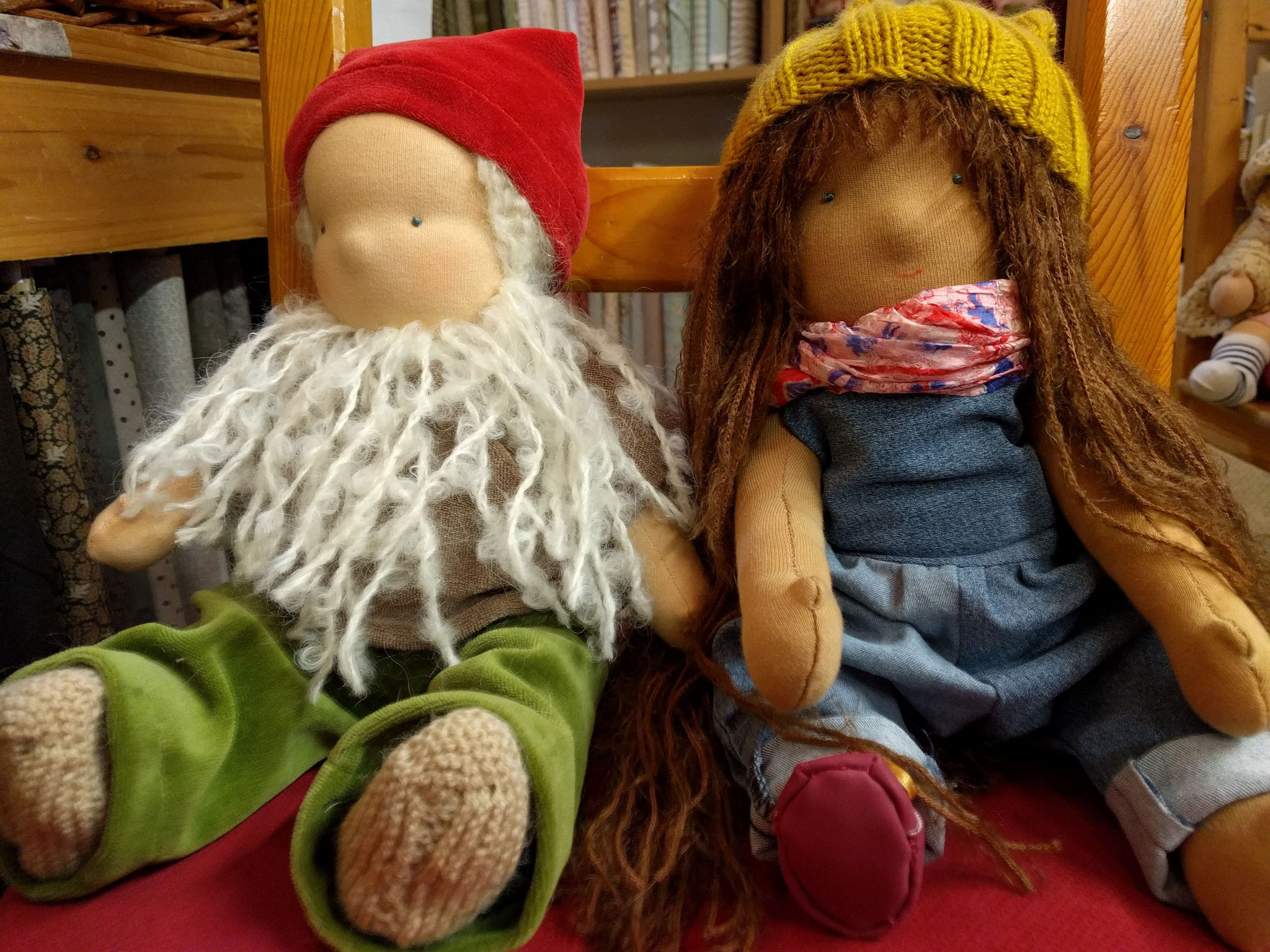 twee dezelfde poppen met een andere afwerkinge