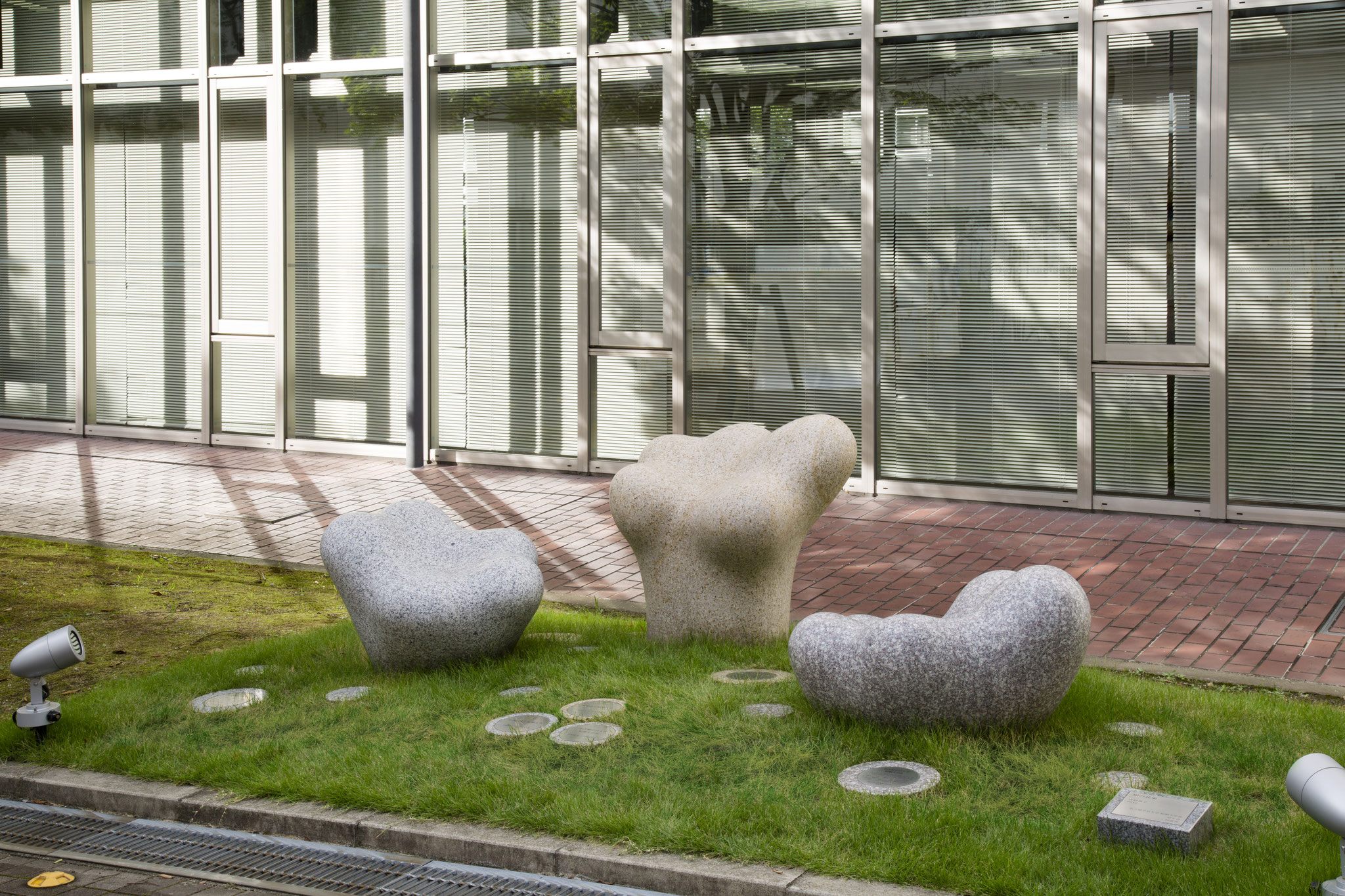 《知の花束》          白御影石、さび御影石、さくら御影石（名古屋学芸大学　愛知県日進市）
