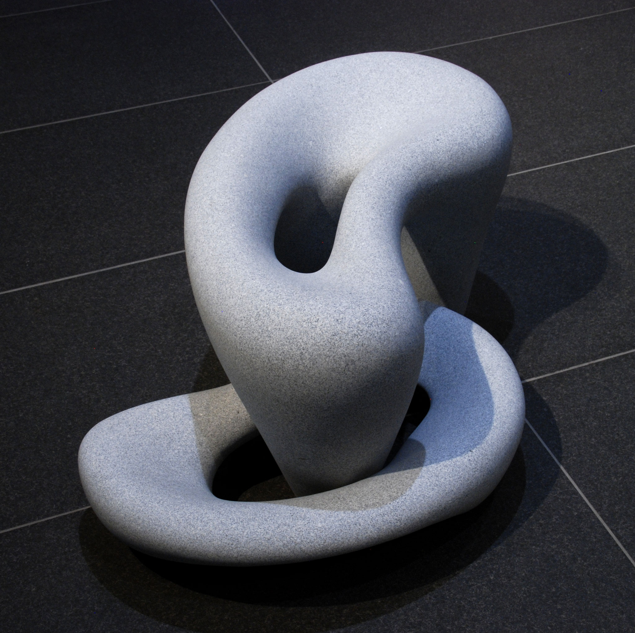 《瀑01,02》　　    白御影石　WDH 680×480×160,  800×400×440mm(東京ガーデンテラス紀尾井町展示部分)