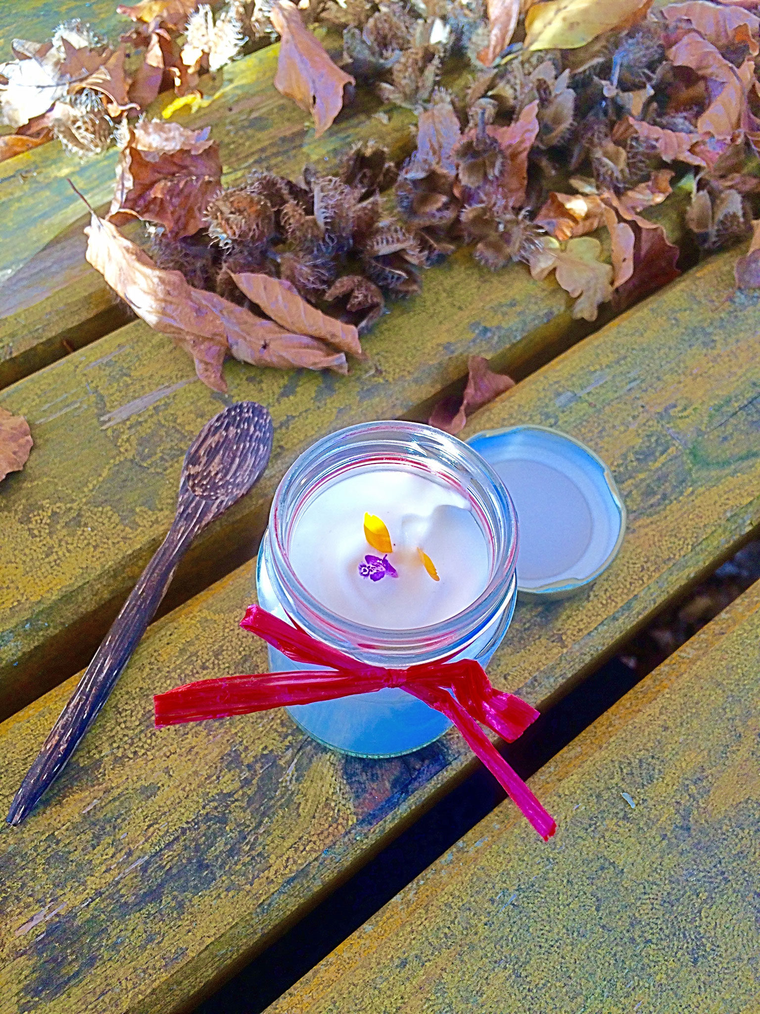 Nachspeise: Holundercreme mit Ringelblumen- und Pfefferminzblüte